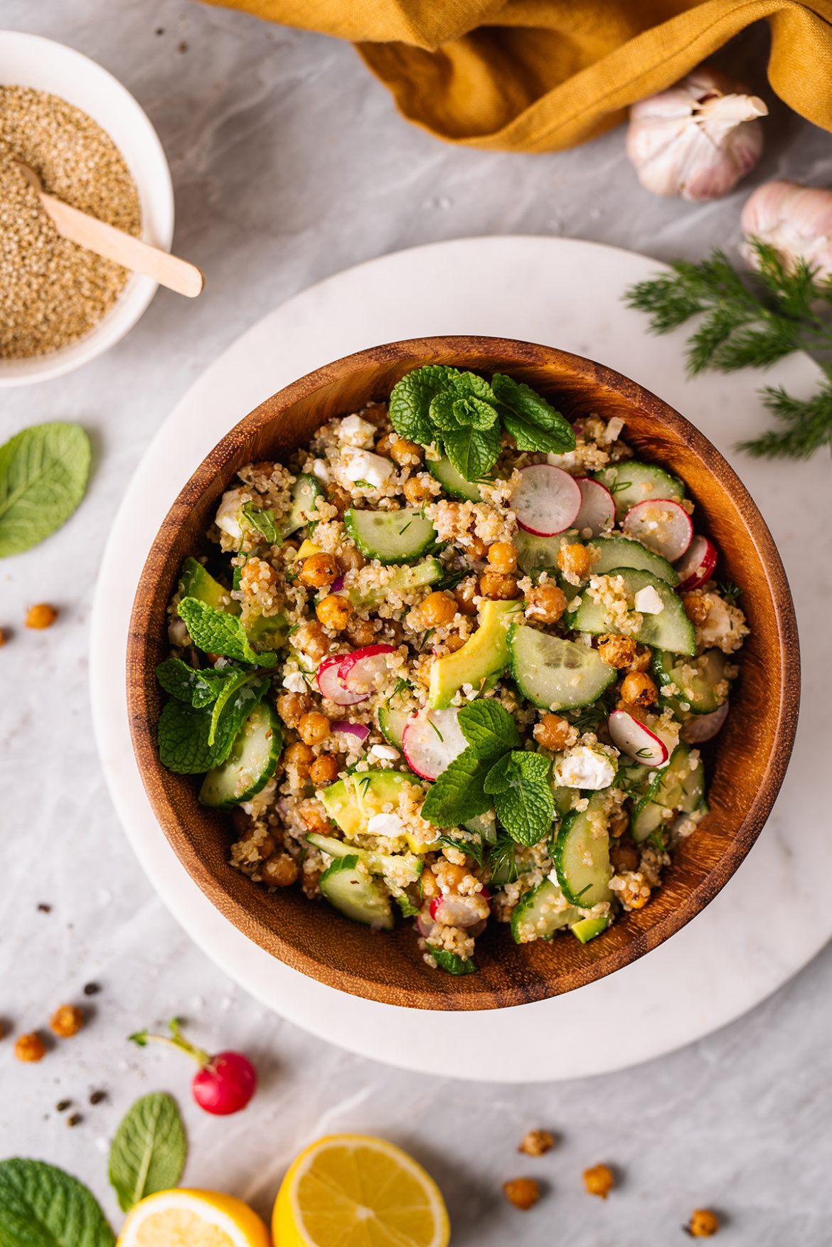 Agurkų, bolivinės balandos ir avinžirnių salotos