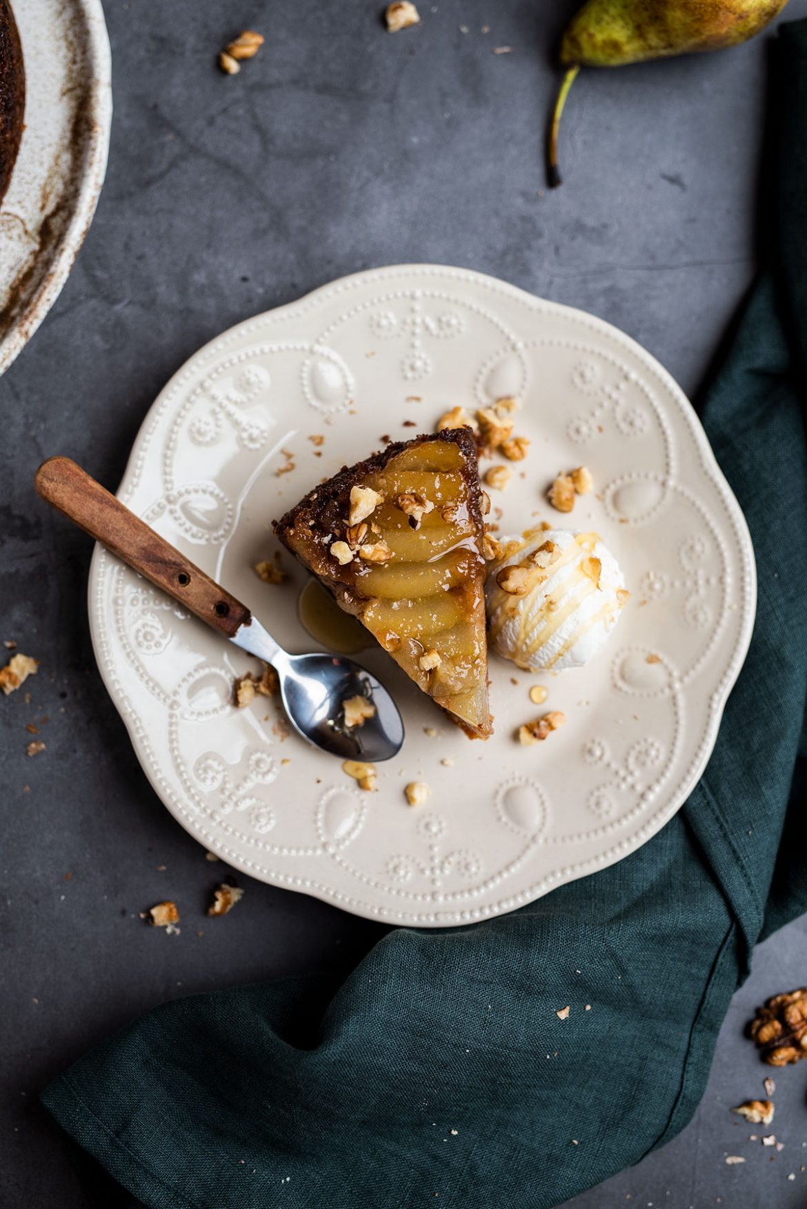 Apverstas kriaušių pyragas su medumi ir graikiniais riešutais