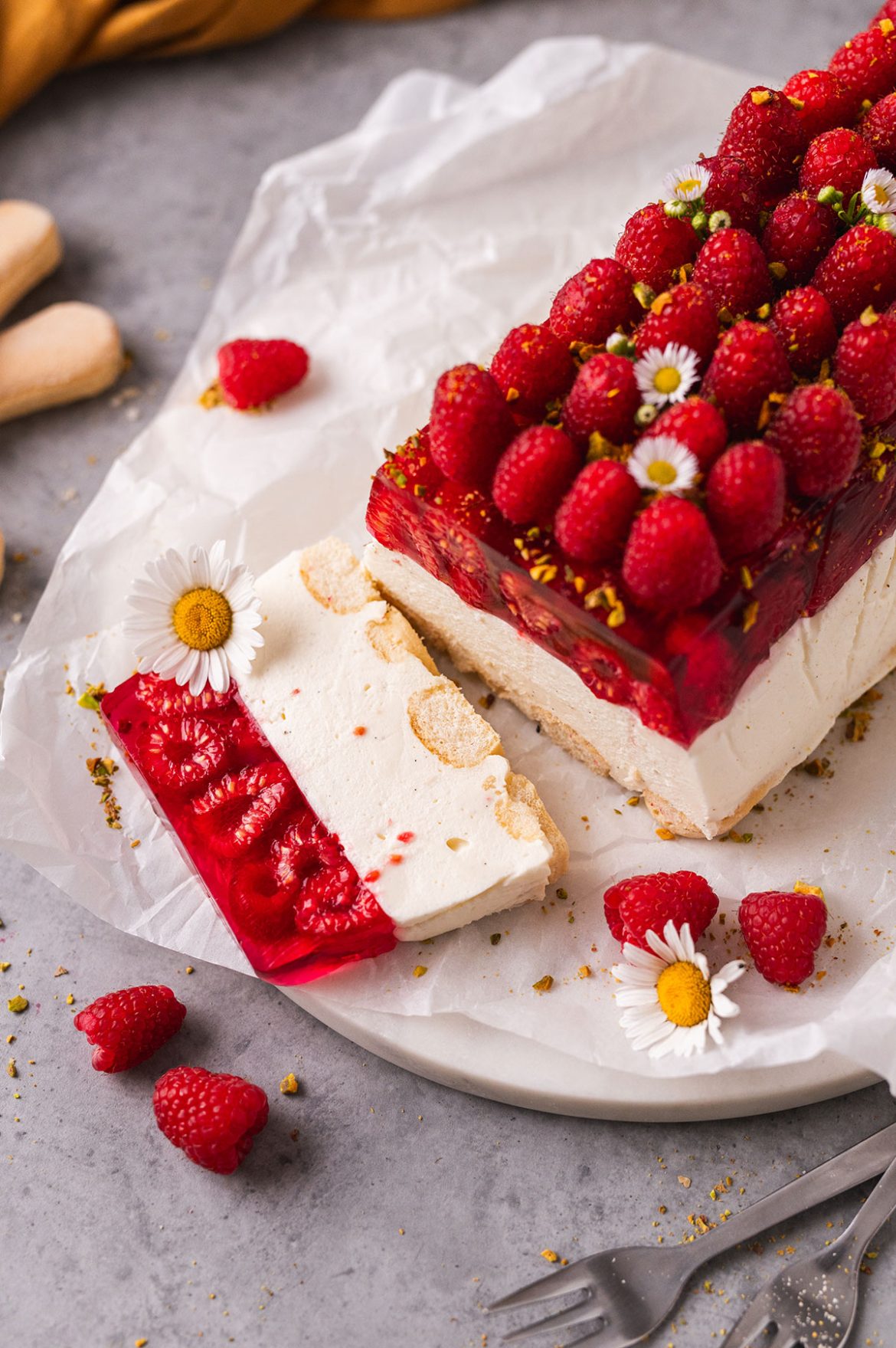 Aviečių, želė ir maskarponės kremo desertas