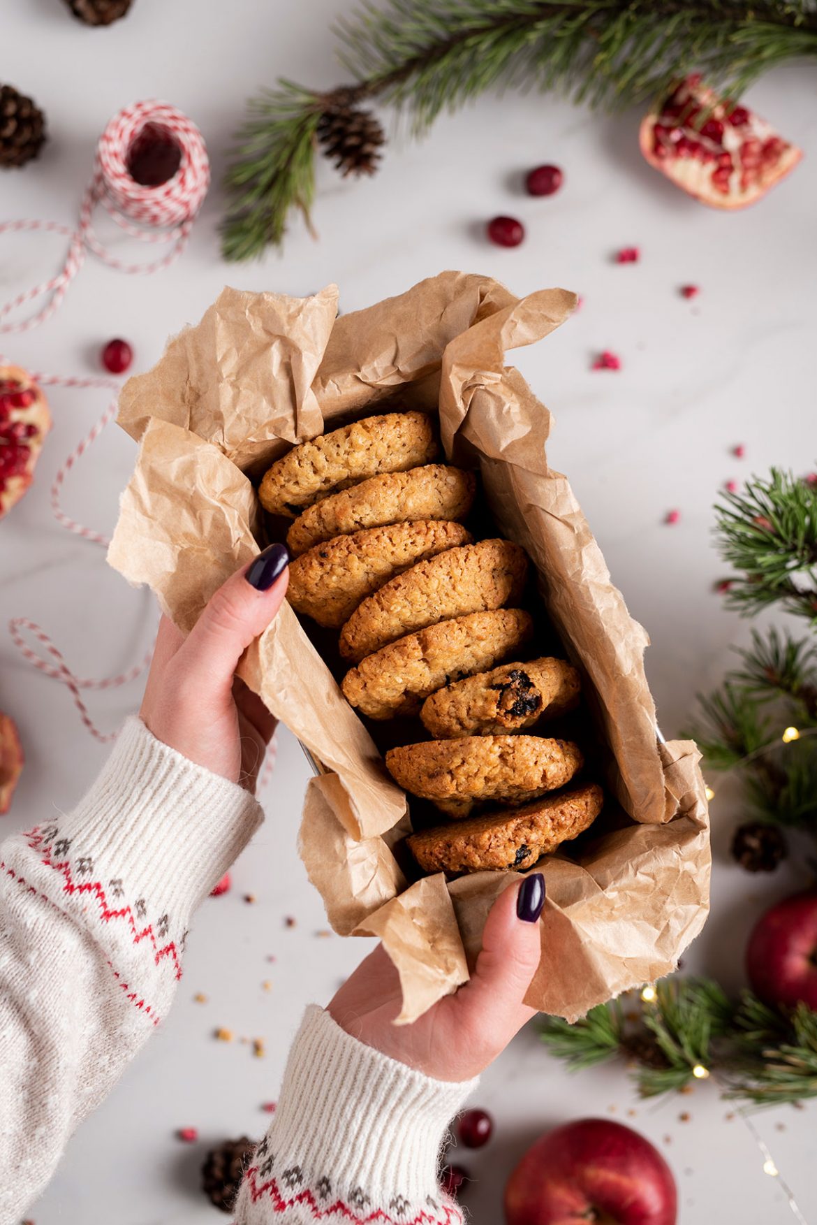 Avižiniai sausainiai su obuoliais ir vyšniomis