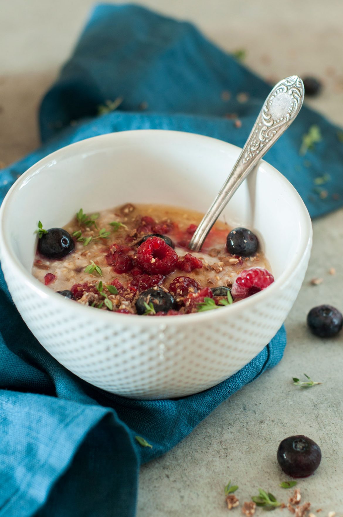 Greitai paruošiama avižinė košė su miško uogomis