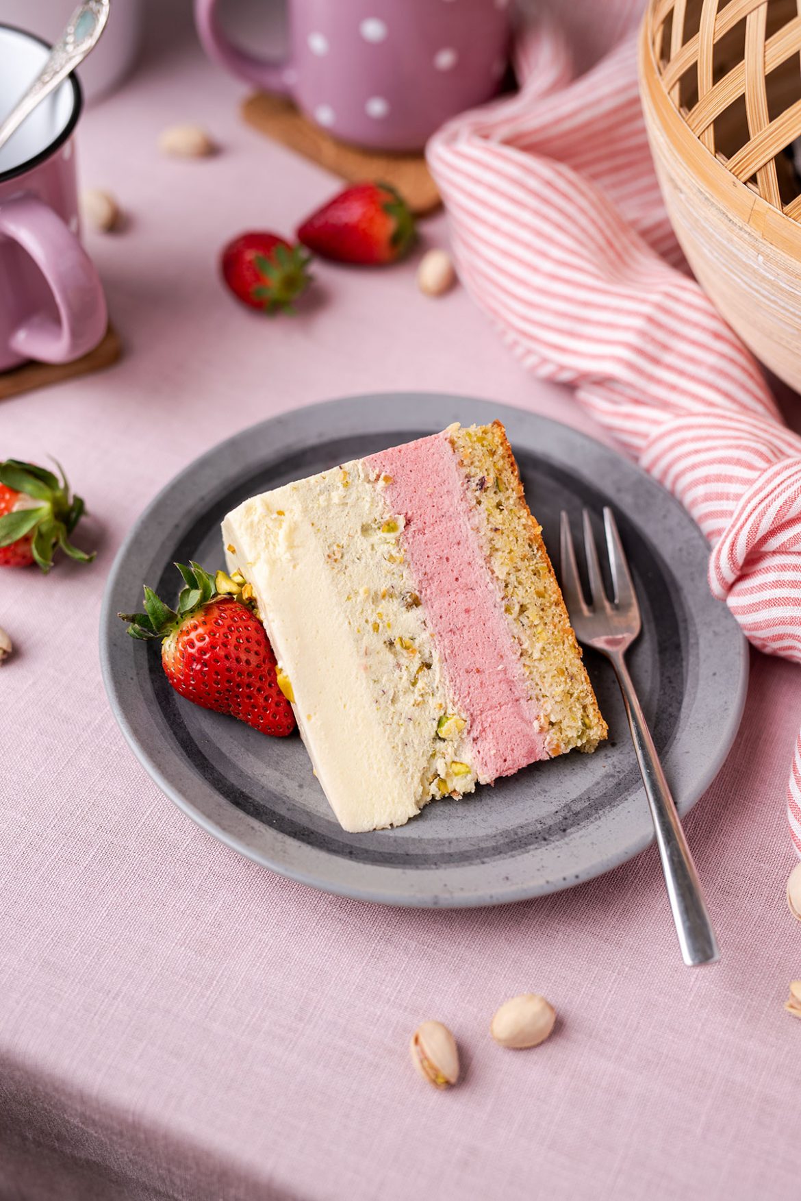 Baltojo šokolado, pistacijų ir braškių tortas