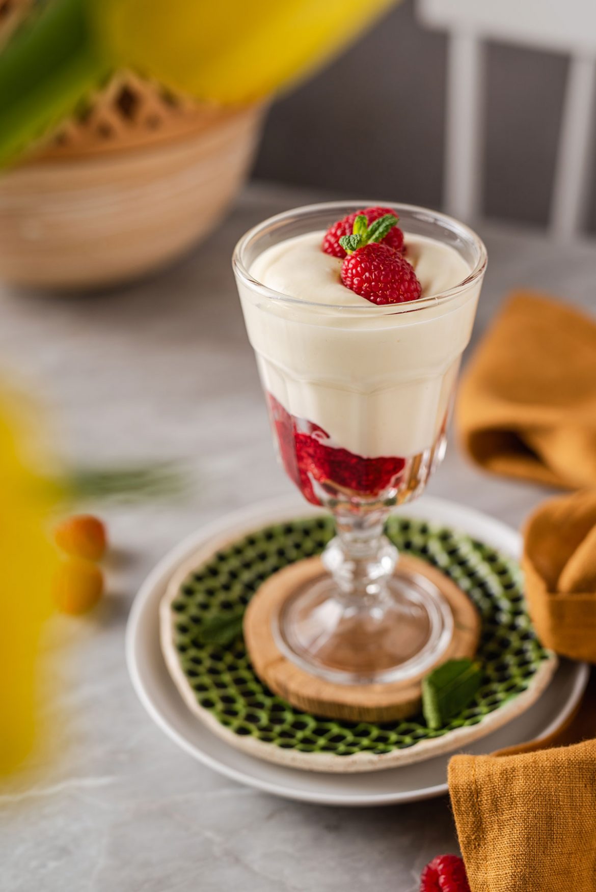 Vaniliniai baltojo šokolado putėsiai su avietėmis