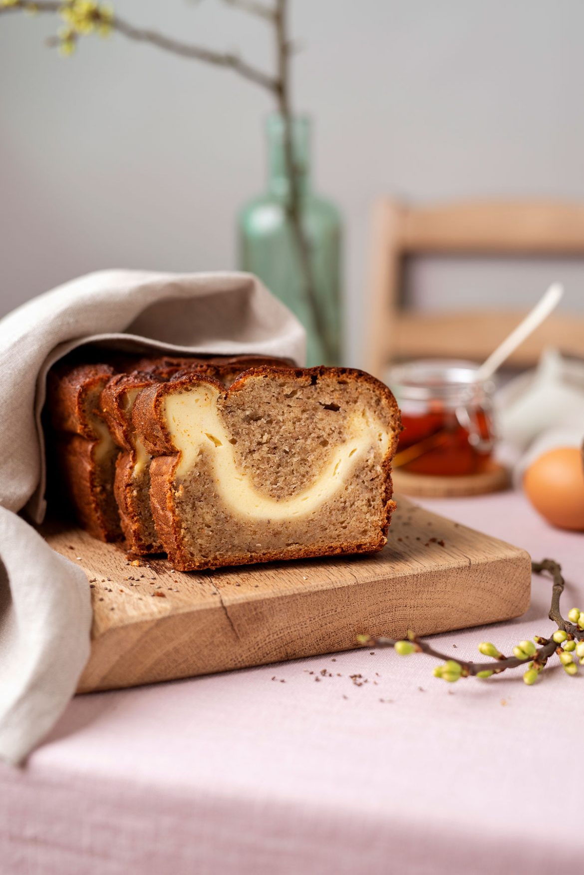 Minkšta grietininė bananų duona su varškės kremo įdaru