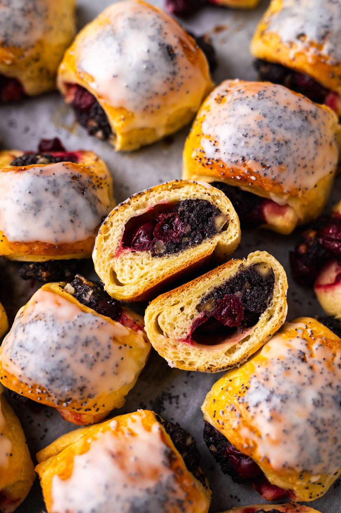 Mielinės bandelės su aguonomis ir vyšniomis