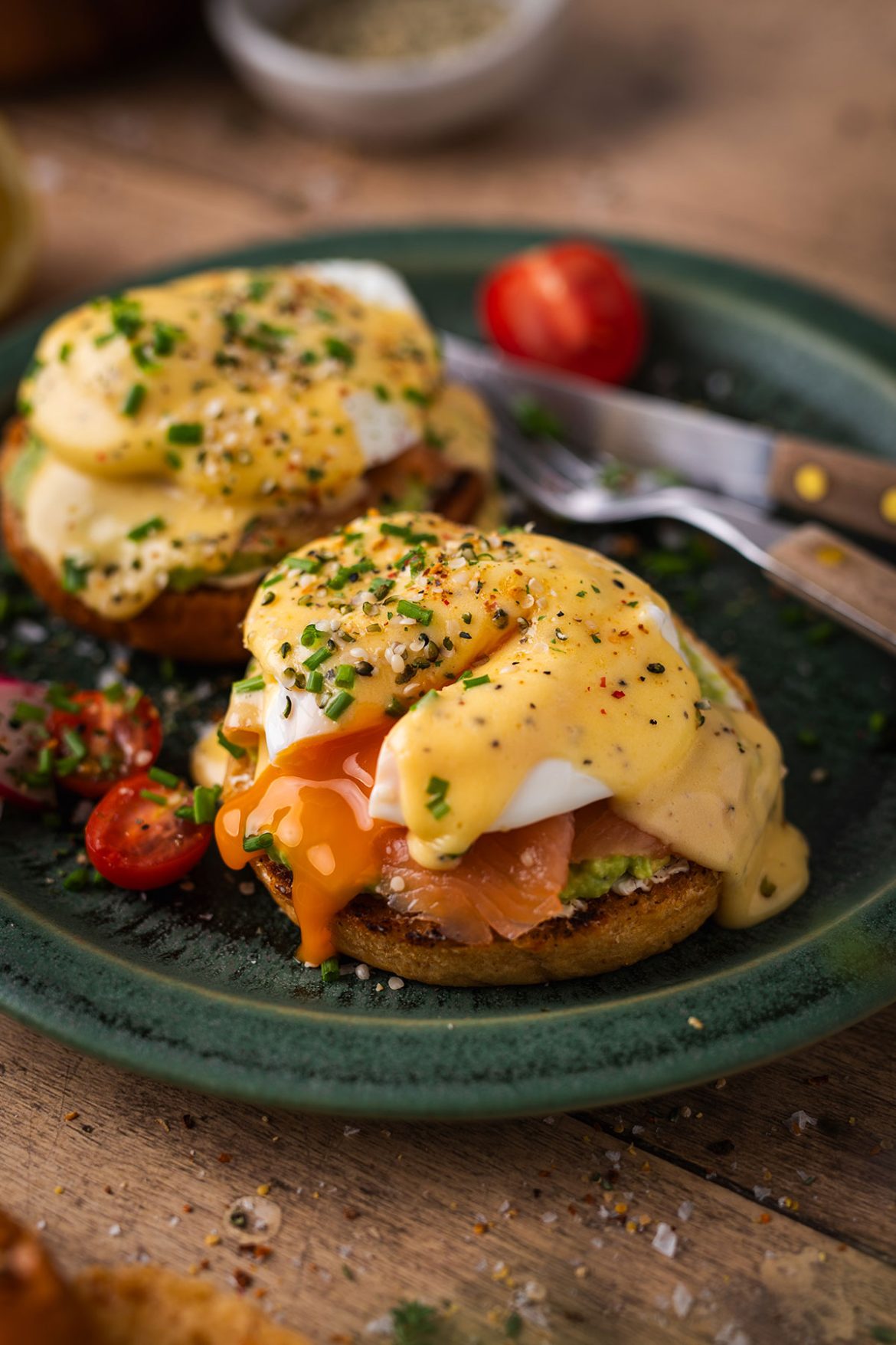 Benedikto kiaušiniai su lašiša ir avokadais