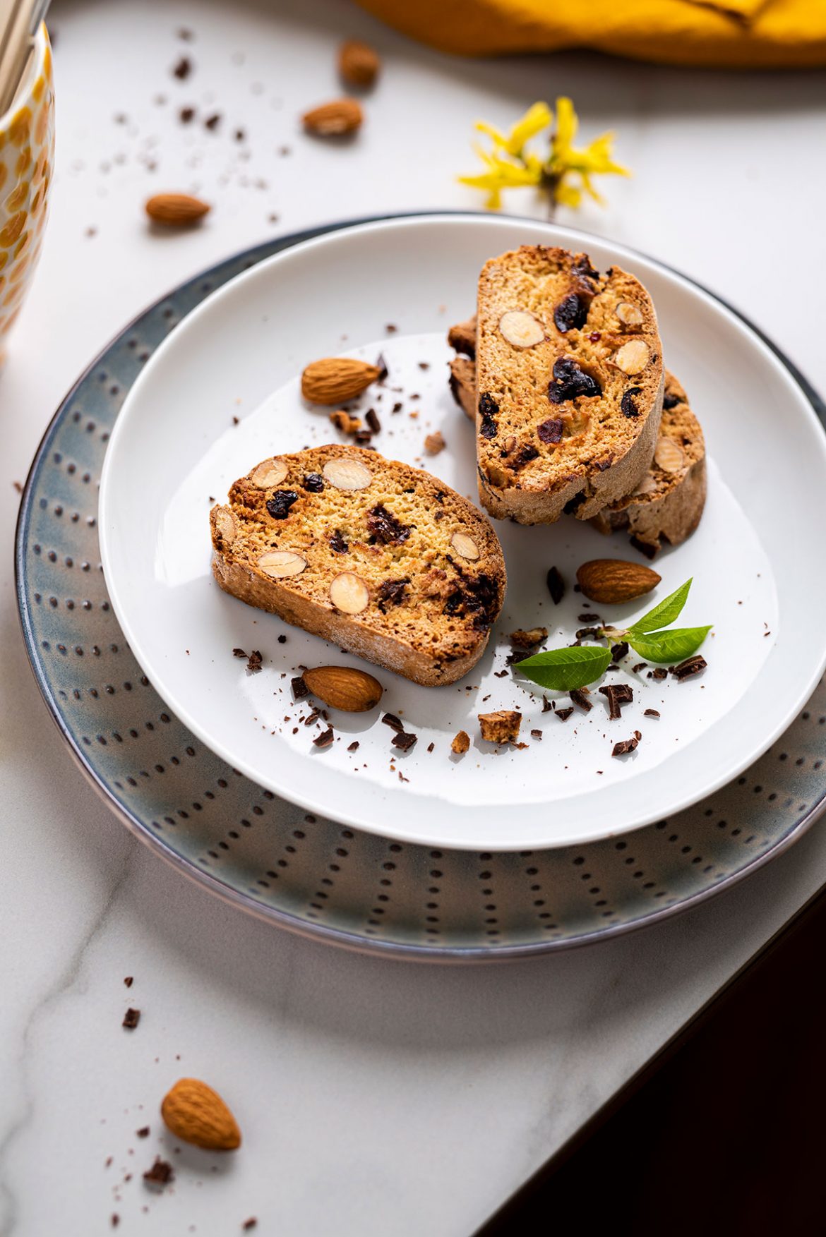 Biskočiai (biscotti) su migdolais, spanguolėmis ir juoduoju šokoladu