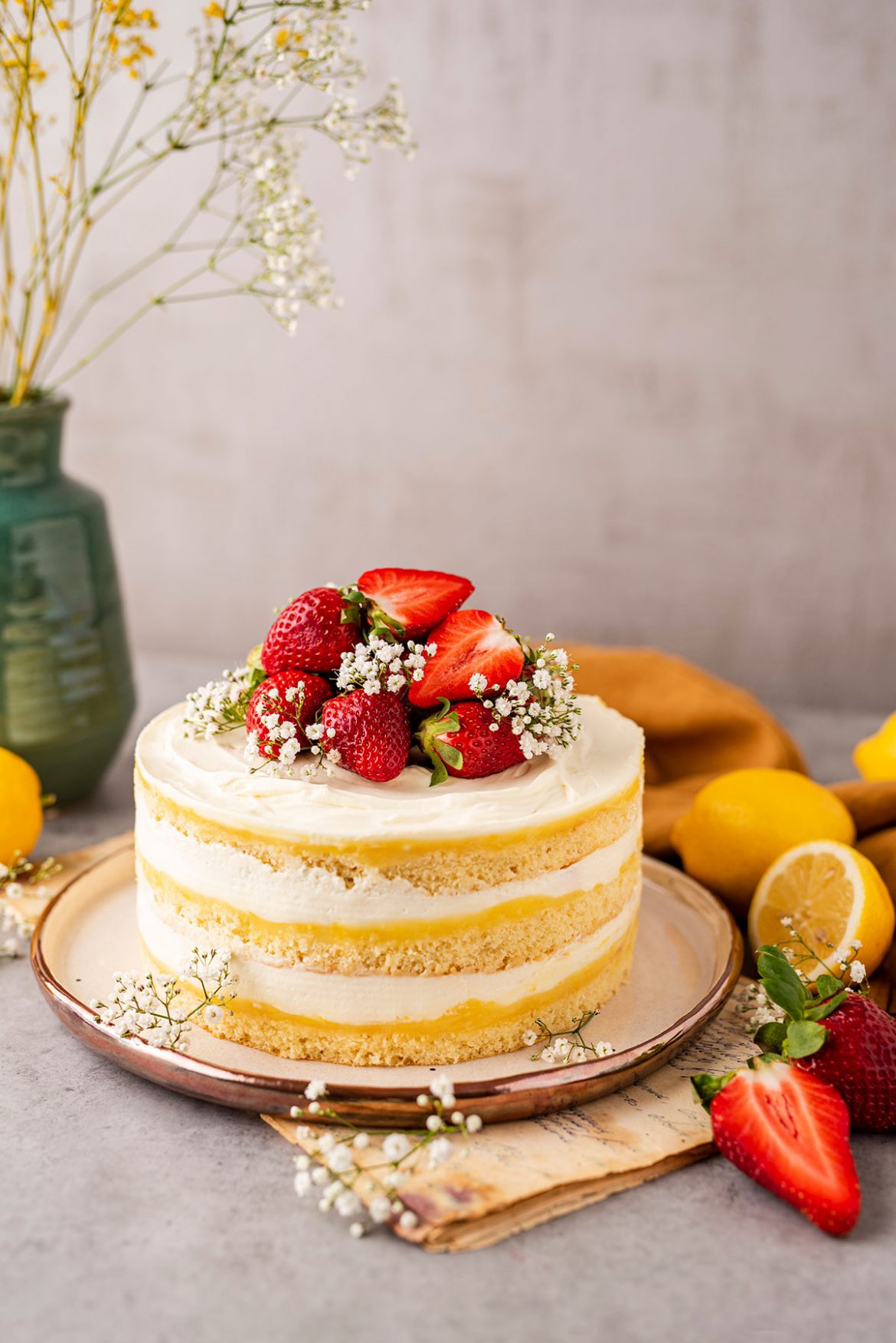 Biskvitinis maskarponės tortas su braškėmis ir citrinų kremu