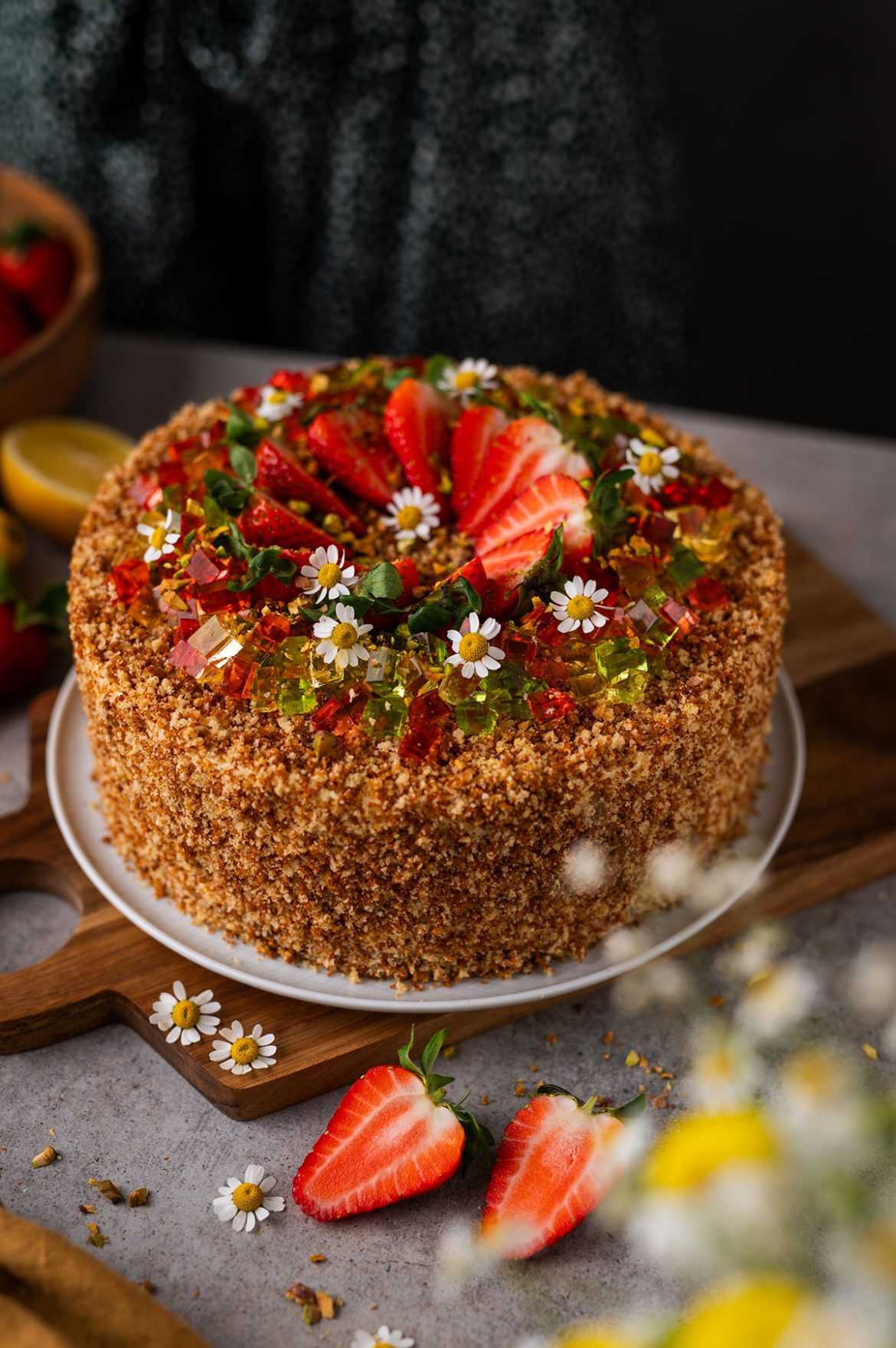 Biskvitinis medaus tortas su želė gabalėliais