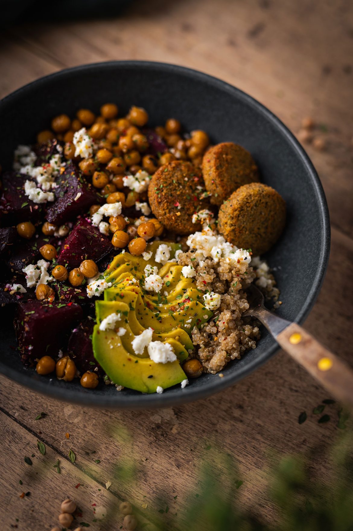 Bolivinės balandos, burokėlių ir avinžirnių dubenėlis