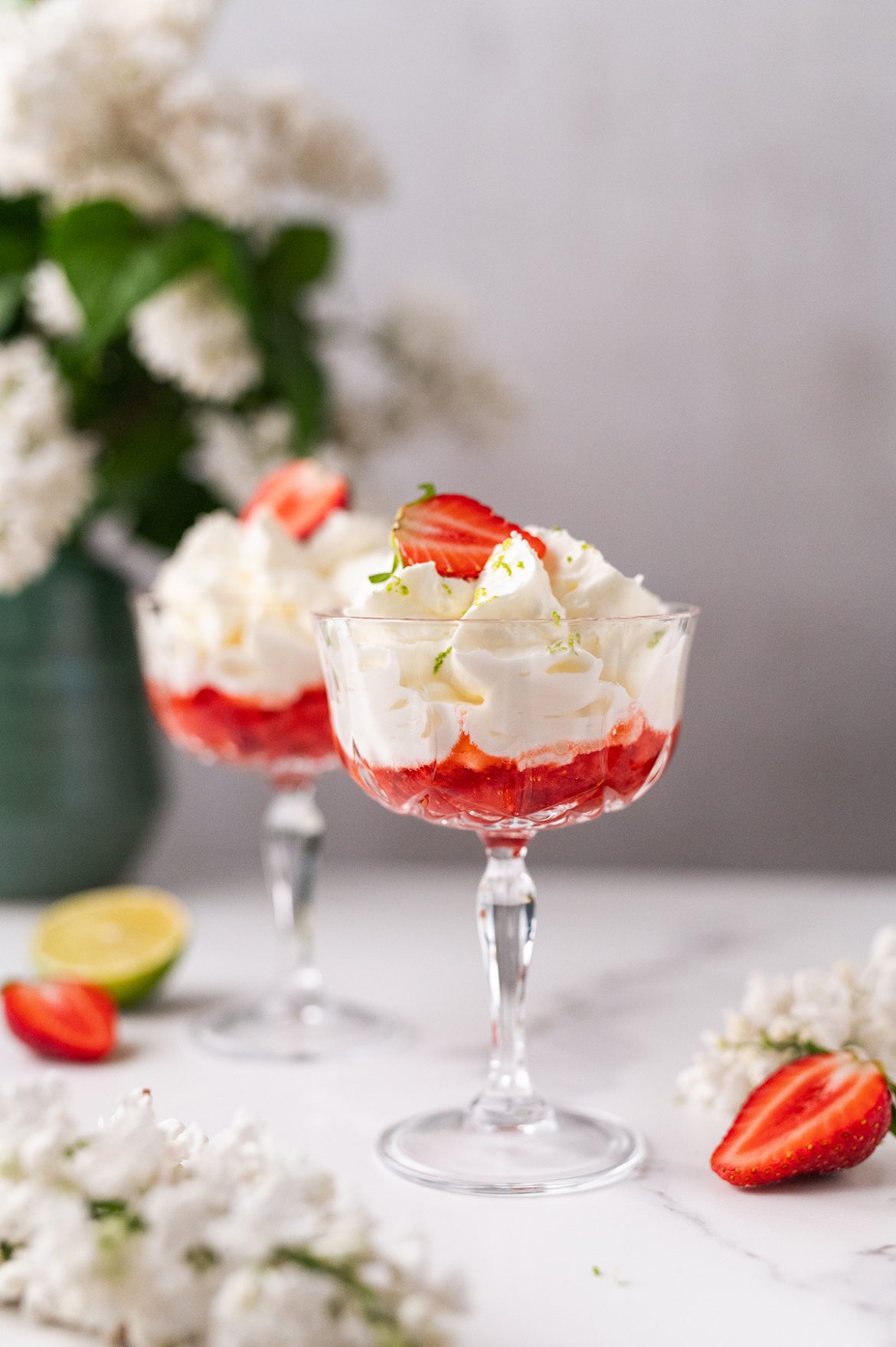 Braškių ir plaktos grietinėlės desertas