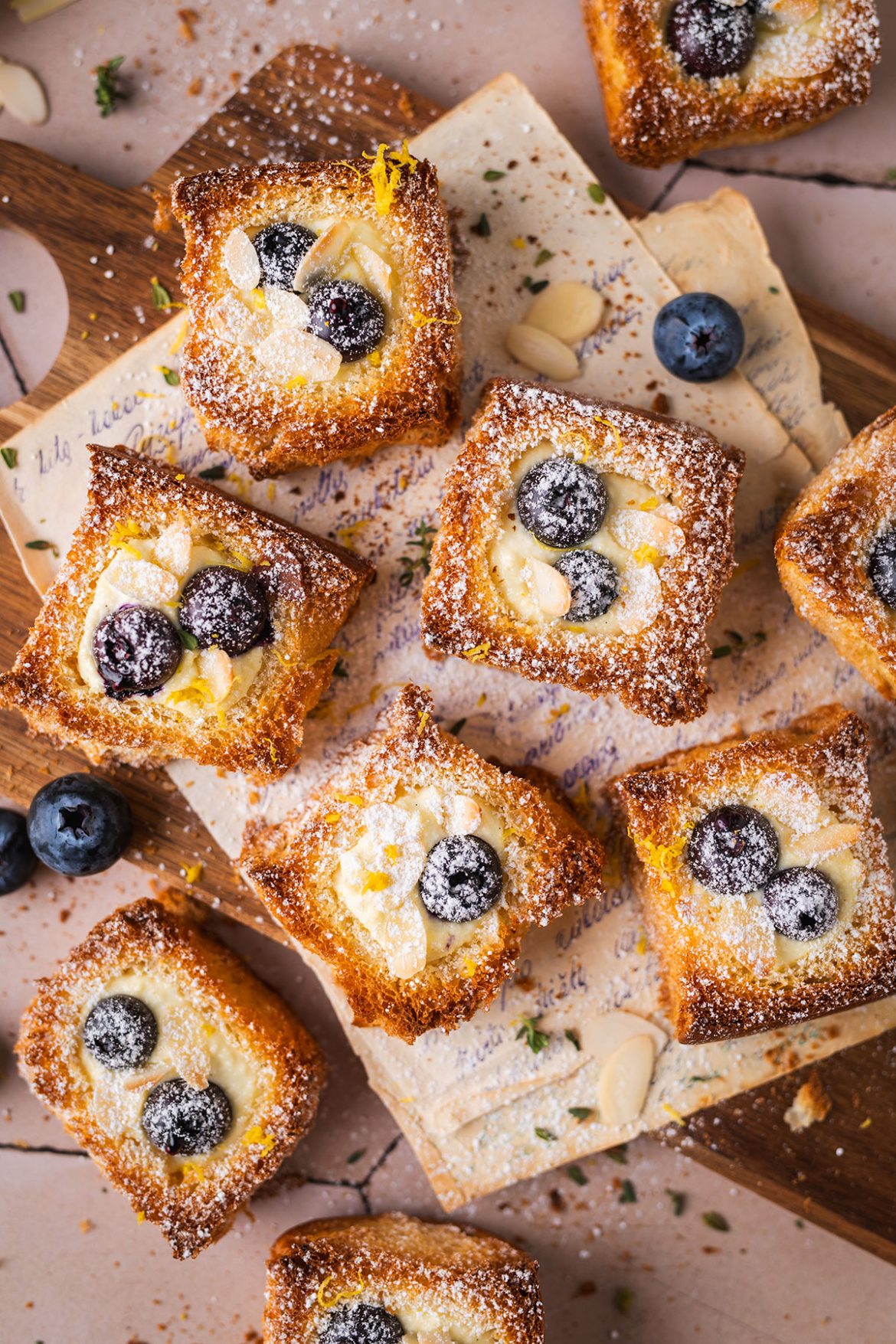 Brioche bandelės su varške ir šilauogėmis