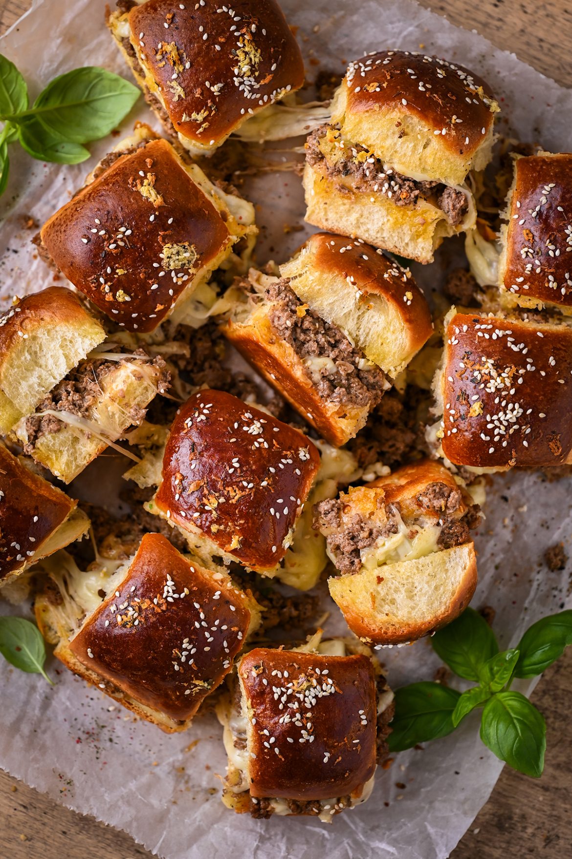 Brioche su jautiena ir sūriu