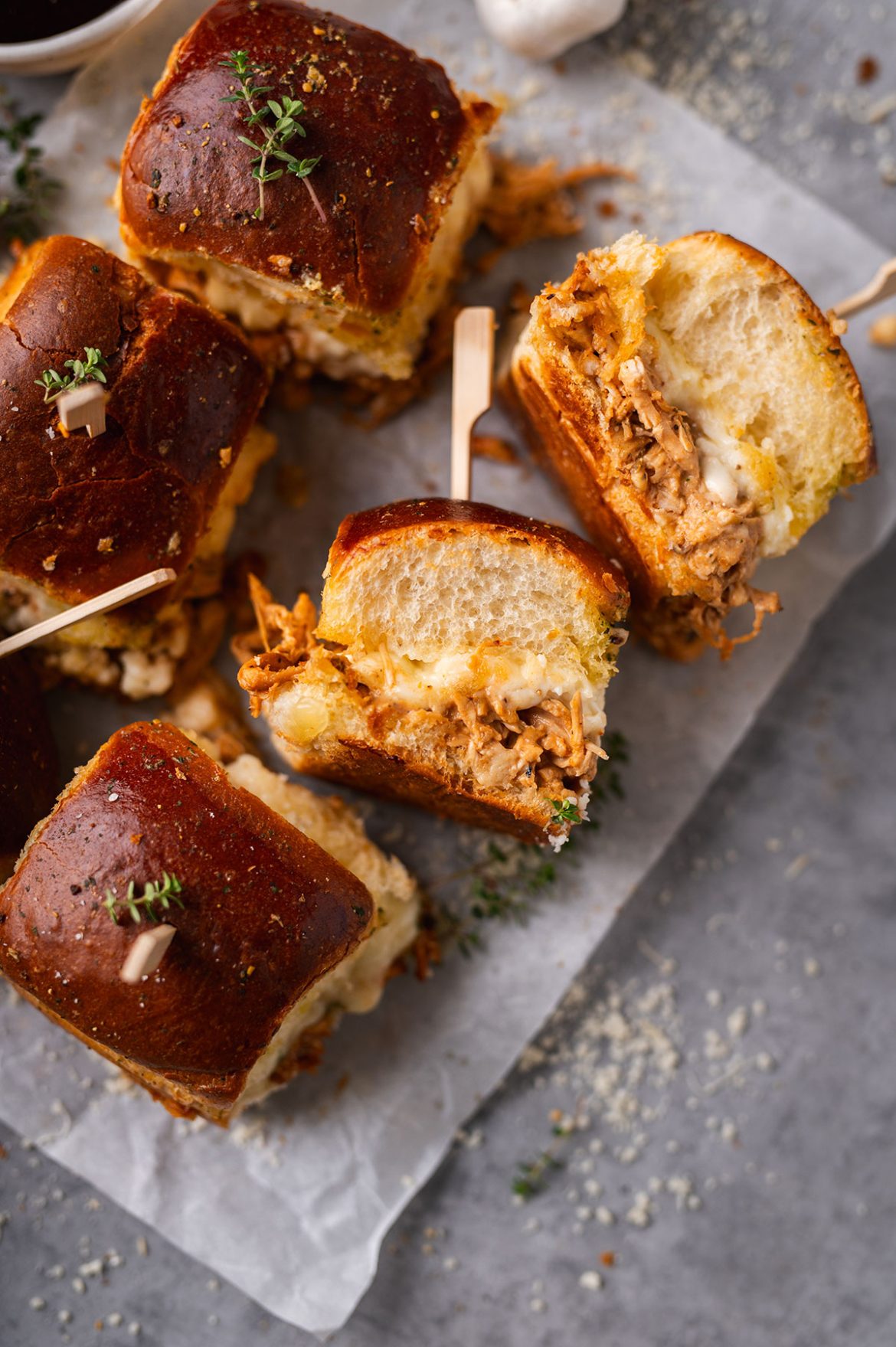 Brioche sumuštiniai su vištiena ir sūriu