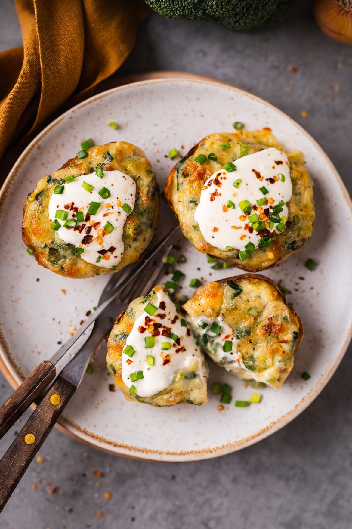 Brokoliais, špinatais ir mocarelos sūriu įdarytos bulvės