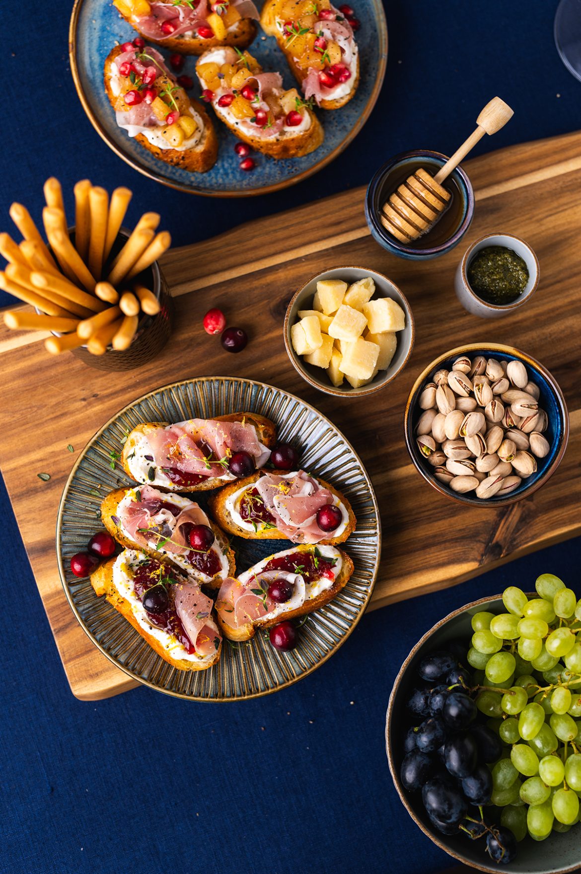 Brusketos su rikota, vytintu kumpiu ir spanguolėmis / ir keptais obuoliais