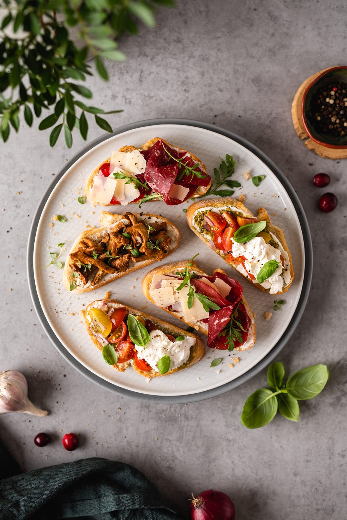 Brusketos: su pesto ir burata / su voveraitėmis ir medumi / su jautienos kumpiu ir spanguolių džemu