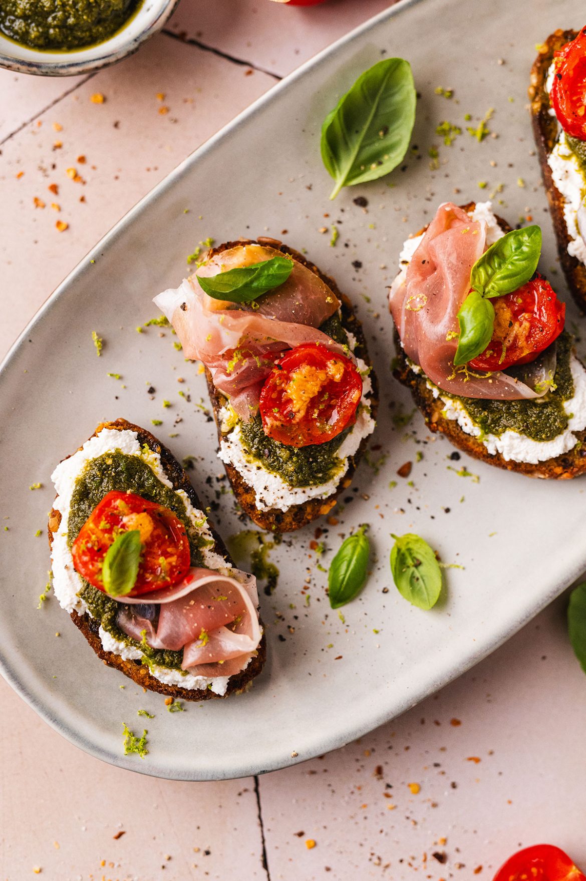 Brusketos su rikota, pesto ir vytintu kumpiu