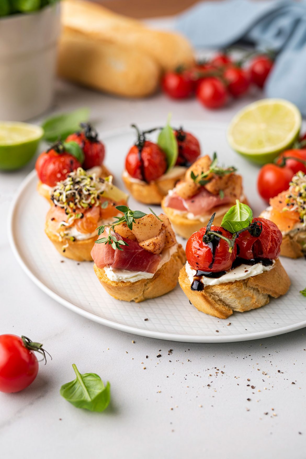 Brusketos | 3 skoniai: su lašiša, su keptais pomidorais, su vytintu kumpiu ir keptais obuoliais