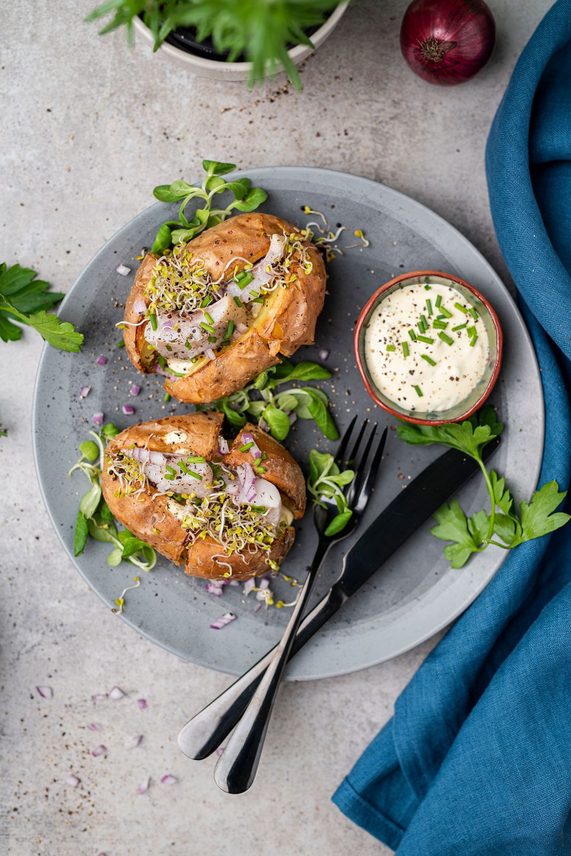 Orkaitėje keptos bulvės su silke ir grietinės-garstyčių padažu