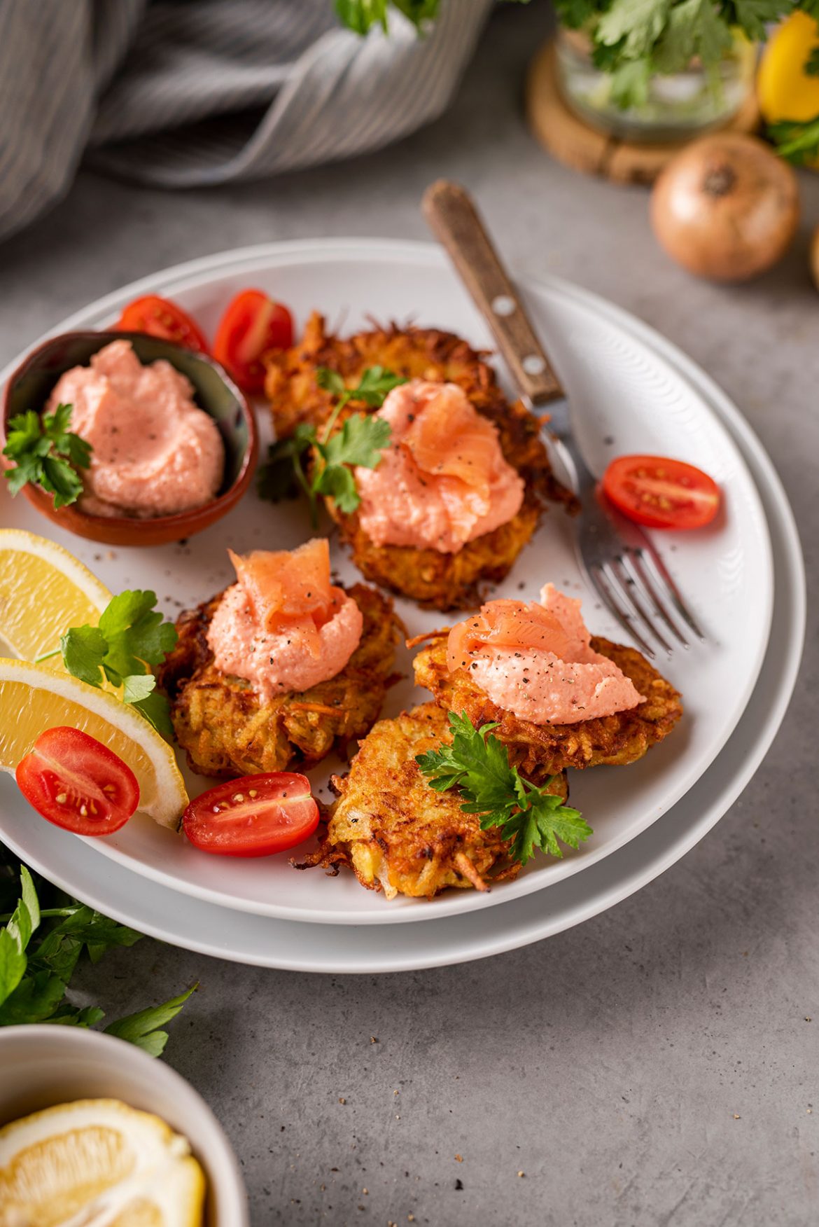 Bulviniai blynai su ikrų užtepėle ir lašiša