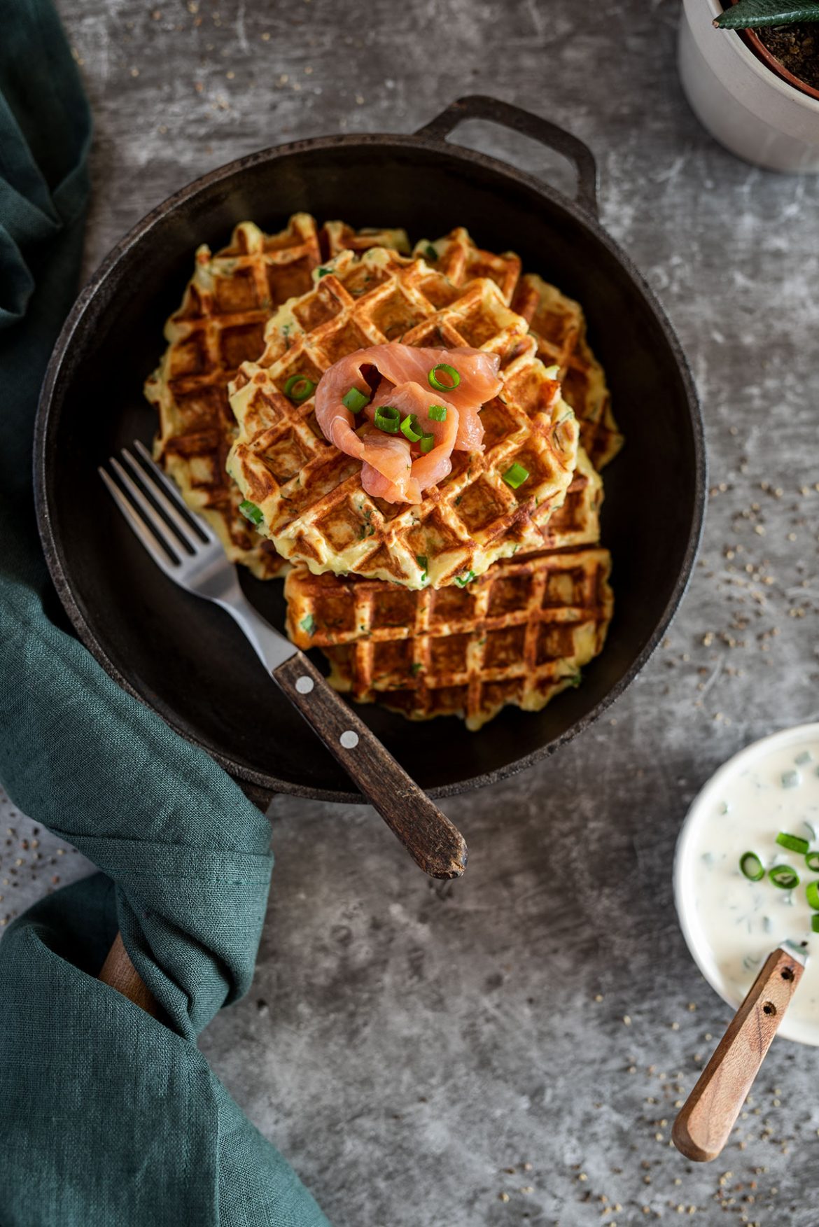 Bulviniai vafliai su lašiša ir žalumynais