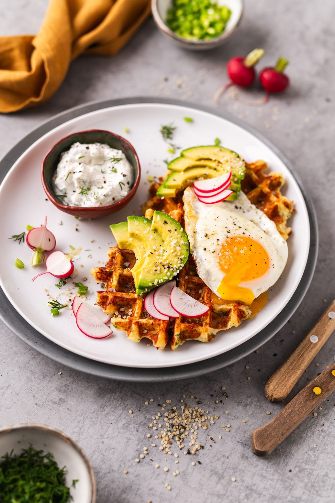 Bulviniai vafliai su mocarela ir žalumynais