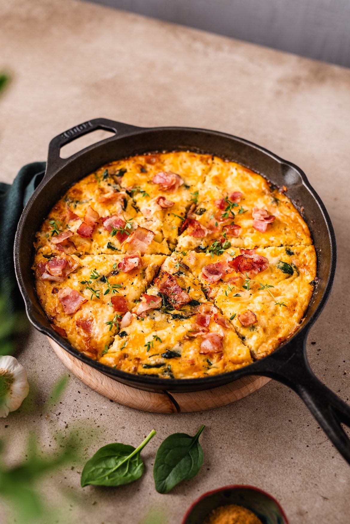 Itališkas omletas (fritata) su bulvėmis, šonine ir špinatais