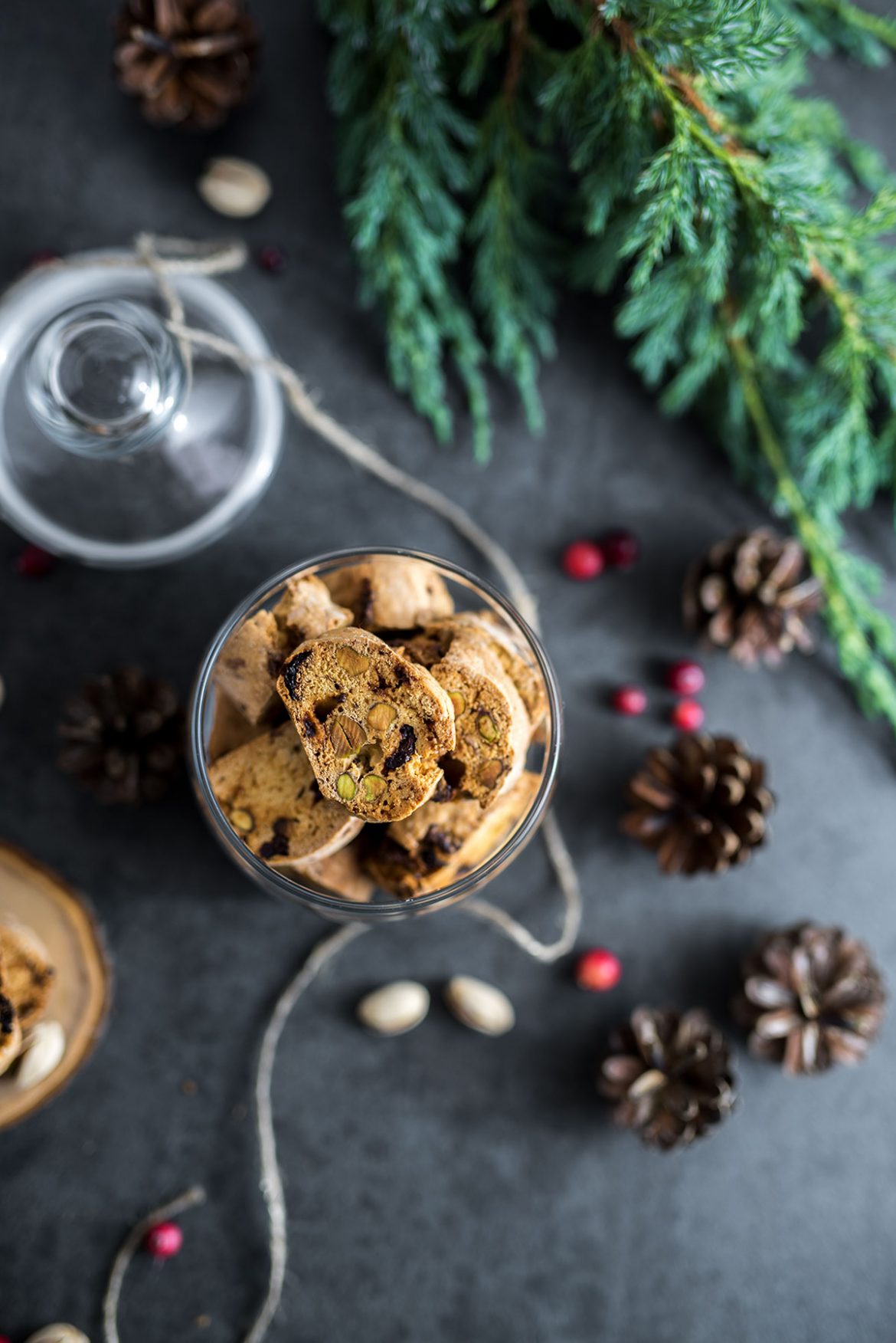 Saldūs džiūvėsėliai (cantucci) su spanguolėmis ir pistacijomis