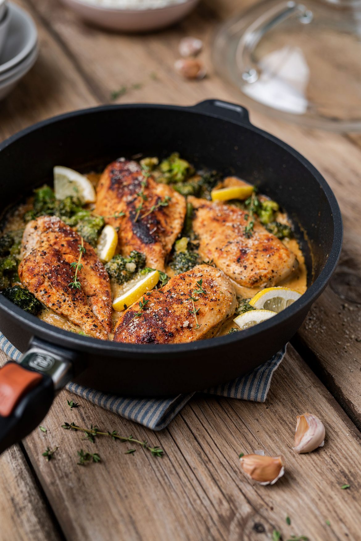 Česnakinė vištiena su brokoliais kreminiame grietinėlės padaže