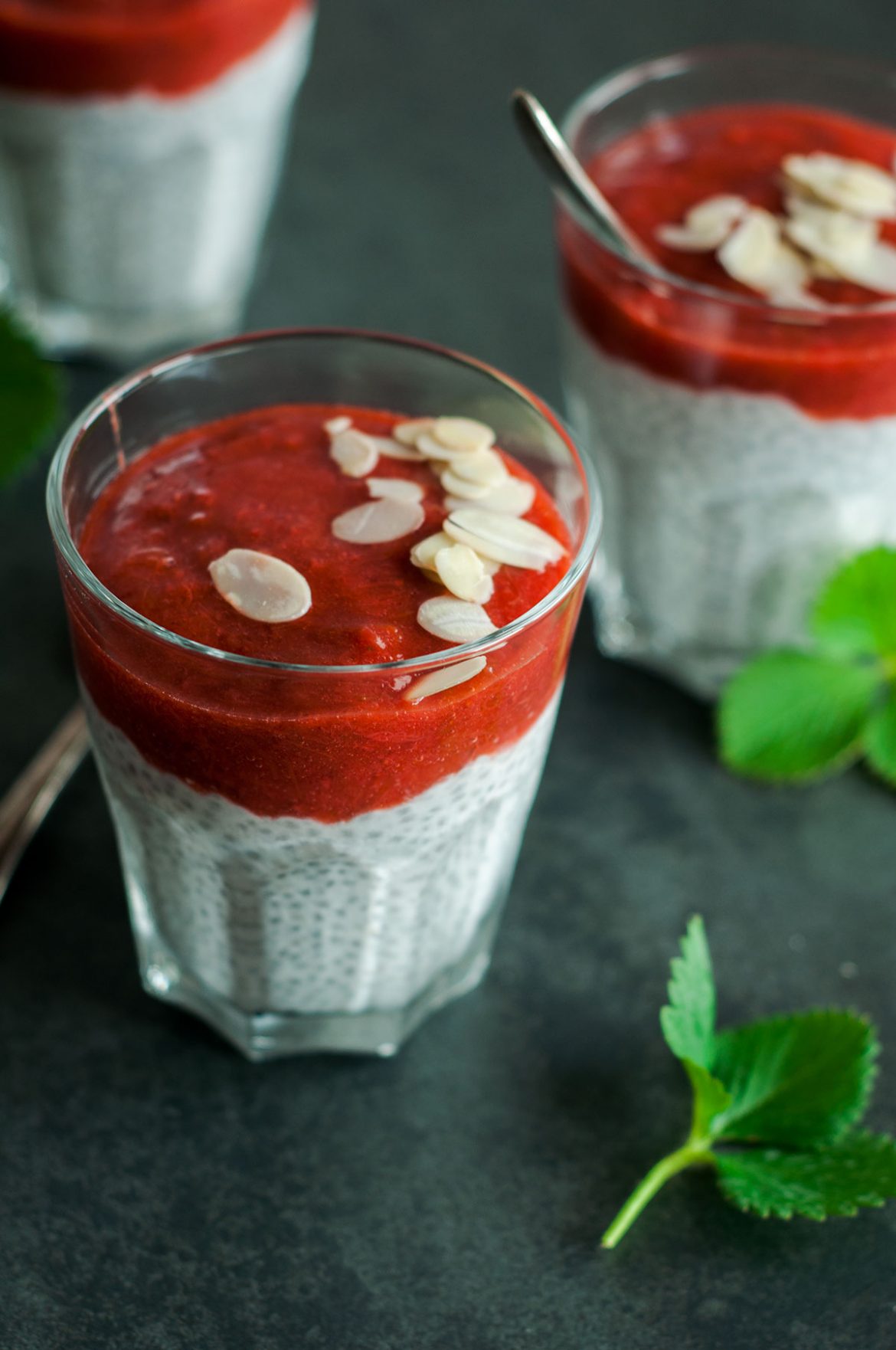 Ispaninio šalavijo sėklų (Chia) pudingas su braškėmis ir rabarbarais