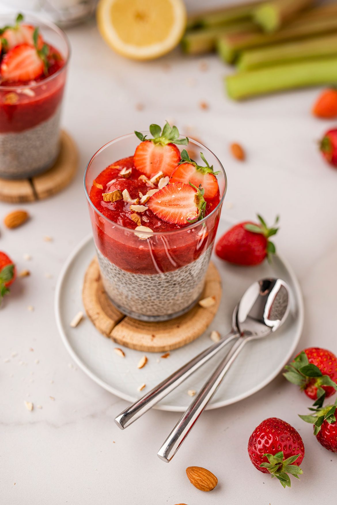 Migdolinis ispaninio šalavijo sėklų (chia) pudingas su braškėmis ir rabarbarais