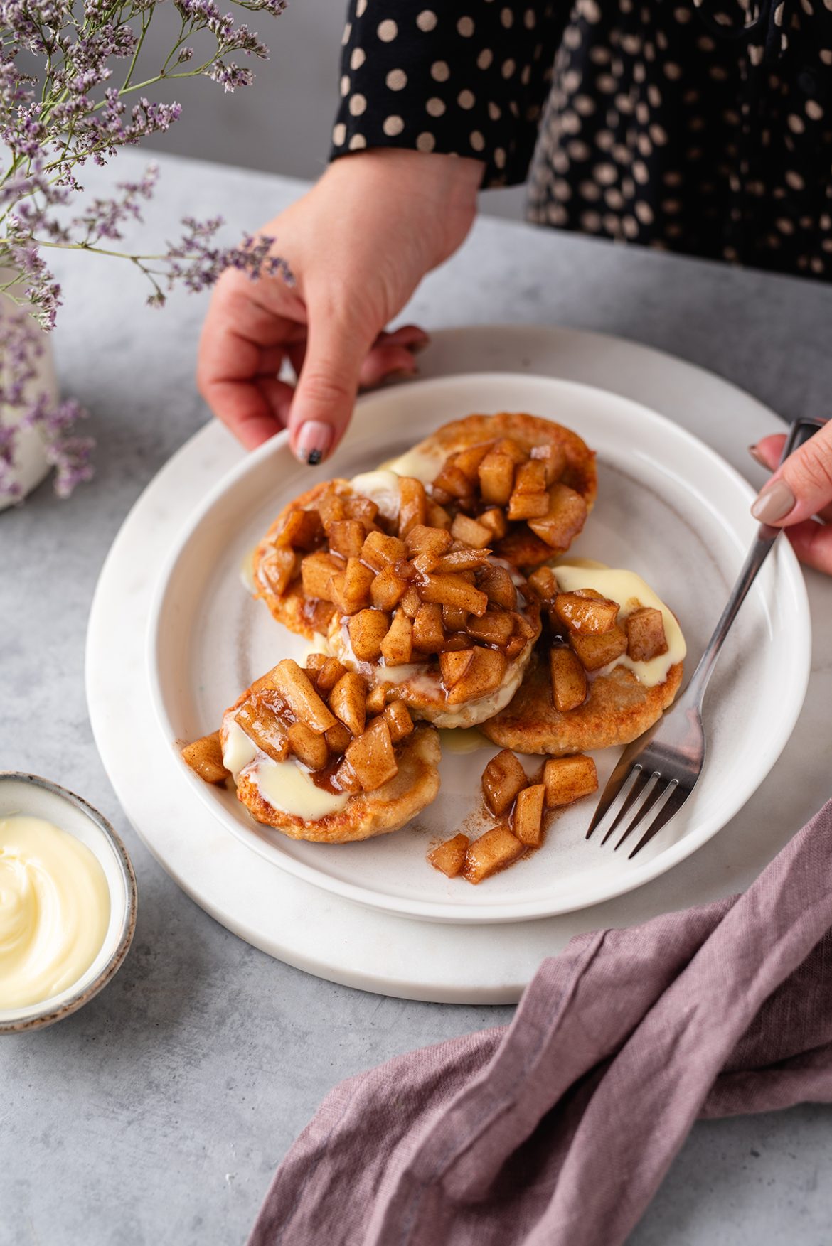 Kepti cinamoniniai varškėčiai su keptais obuoliais