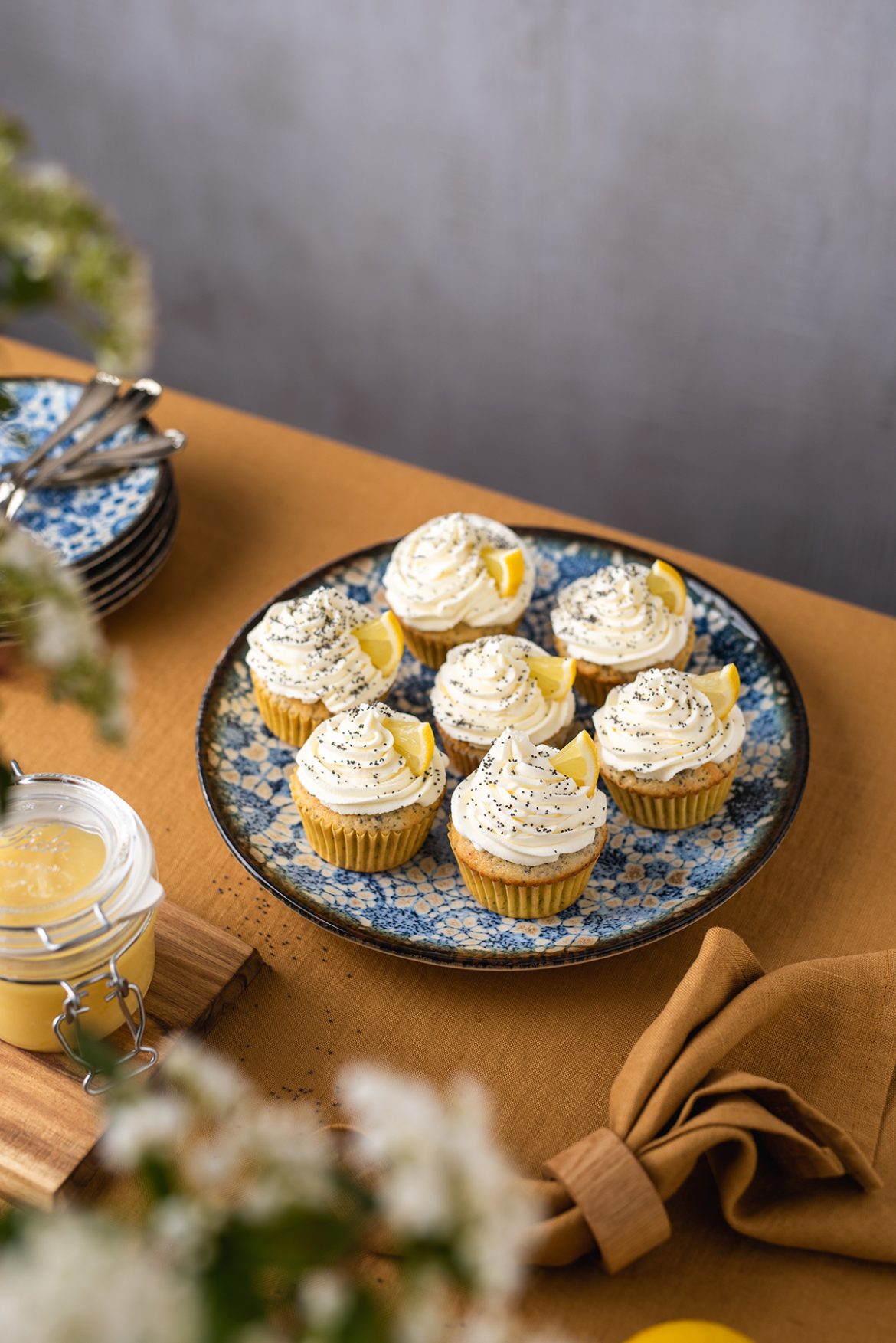 Citrininiai keksiukai su citrinų kremu ir maskarponės kepurėlėmis