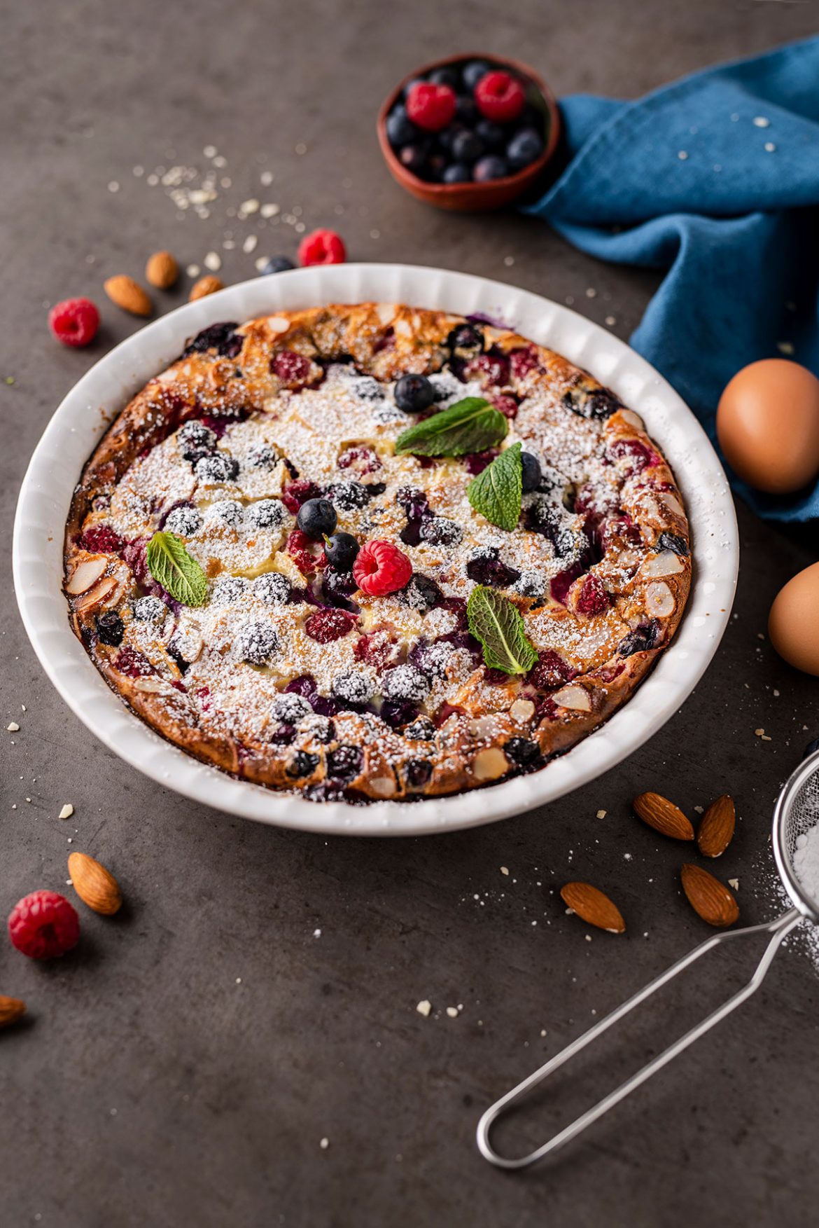 Klafutis su avietėmis, šilauogėmis ir migdolais