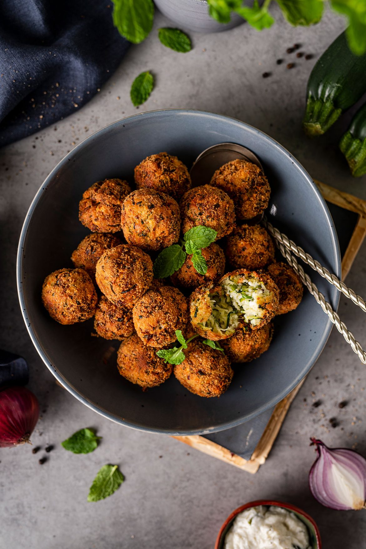 Cukinijų ir fetos sūrio spurgytės (Kolokithokeftedes)