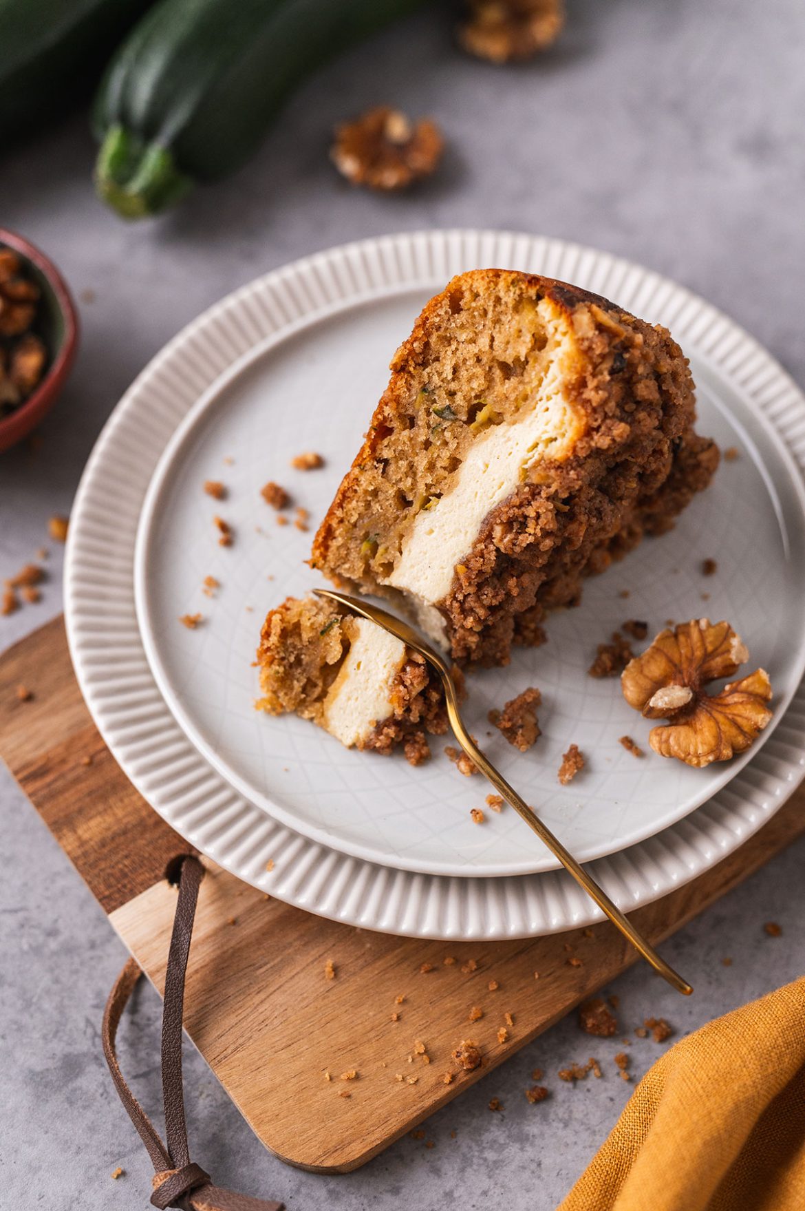 Minkštas cukinijų pyragas su varške ir trupiniais