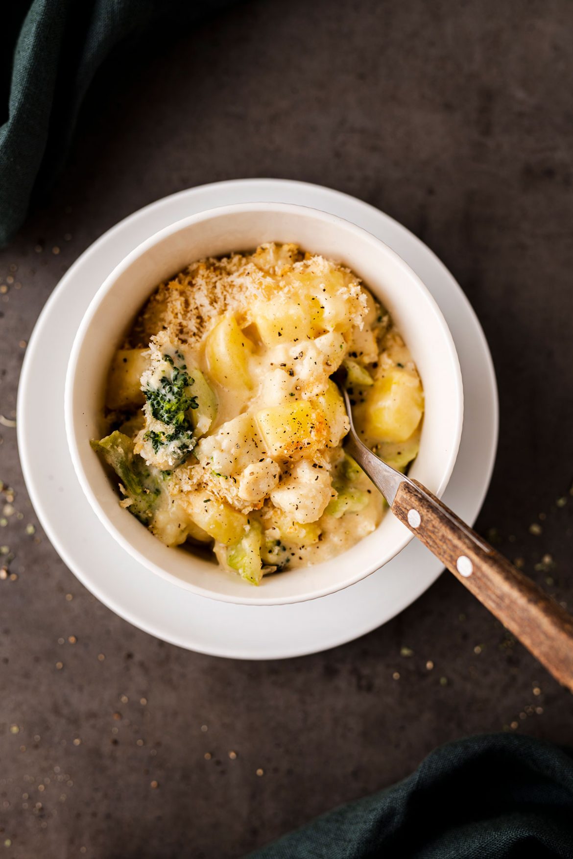 Brokolių, žiedinių kopūstų ir bulvių apkepas su bešamelio padažu