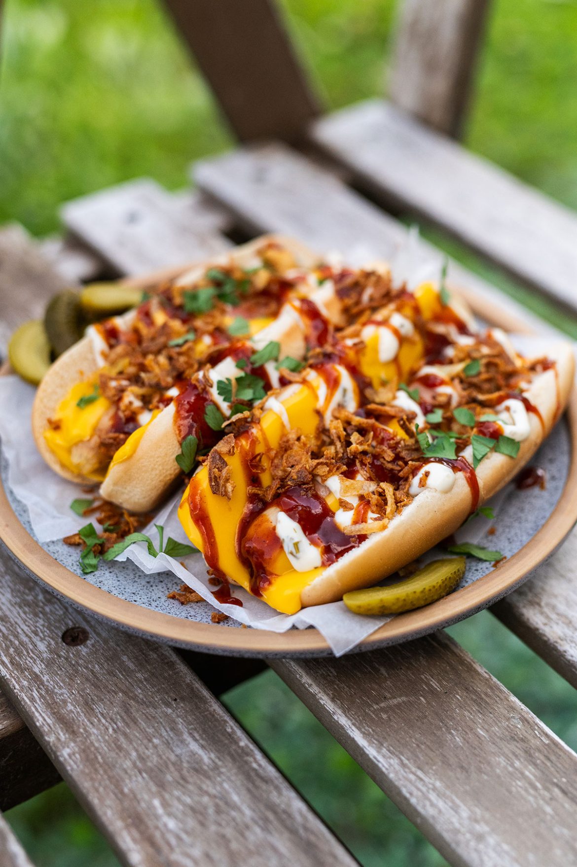 Dešrainiai su šonine ir barbekiu padažu