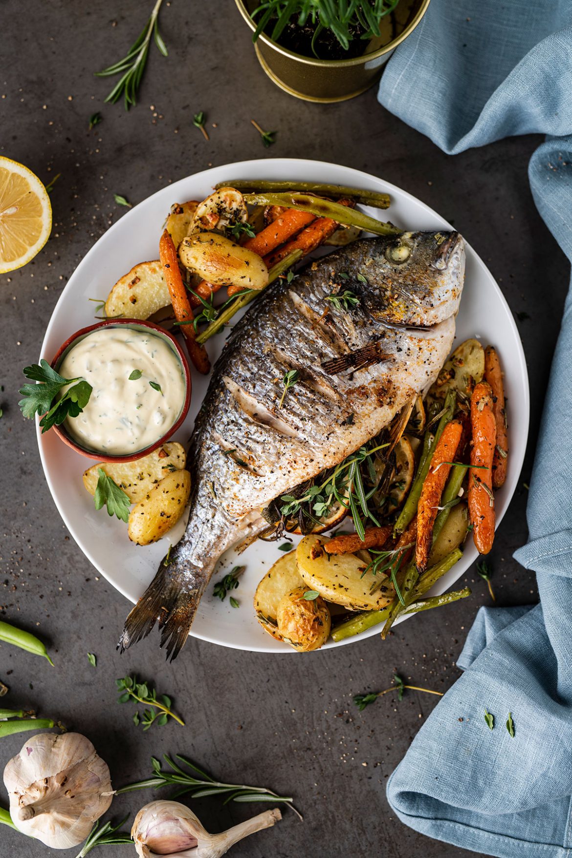 Orkaitėje kepta dorada su daržovėmis ir Tartar padažu