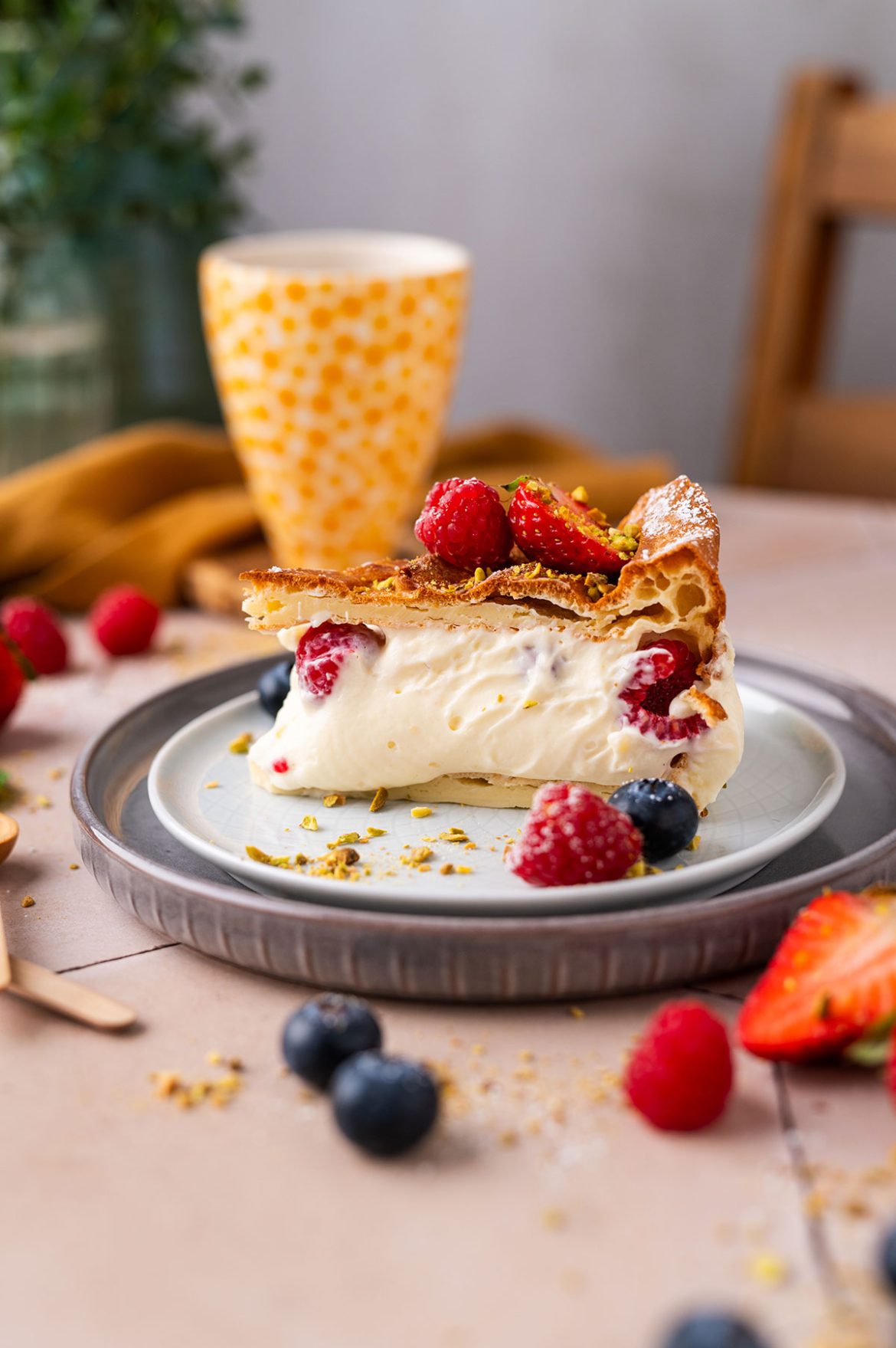 Eklerų tortas su vaniliniu kremu ir uogomis