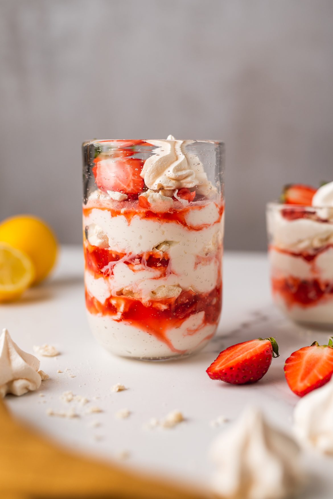 Morengų, grietinėlės ir braškių desertas „Eton Mess“