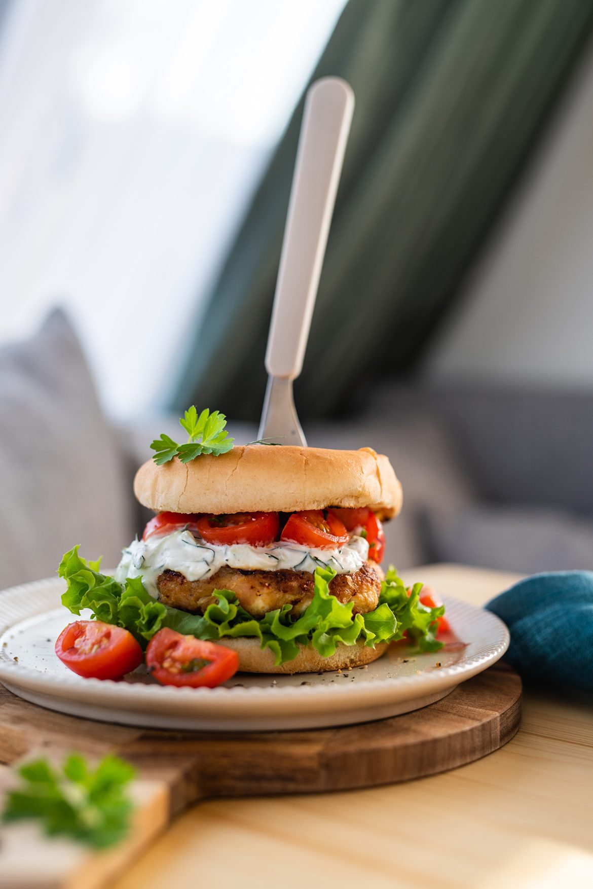 Graikiško stiliaus mėsainis su vištiena, tzatziki padažu ir pomidorais