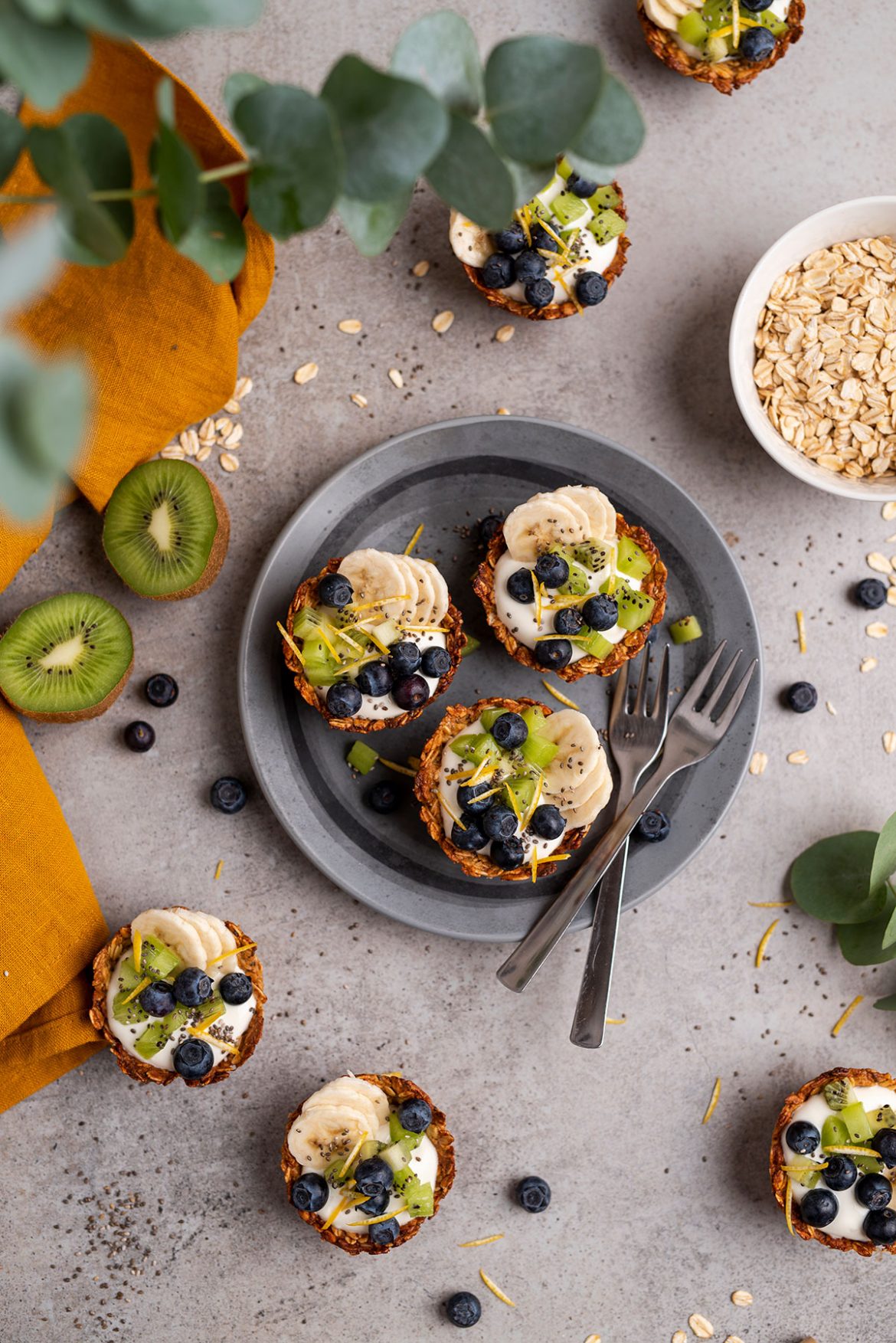 Granolos (traškių dribsnių) krepšeliai su kreminio sūrio-jogurto įdaru ir uogomis