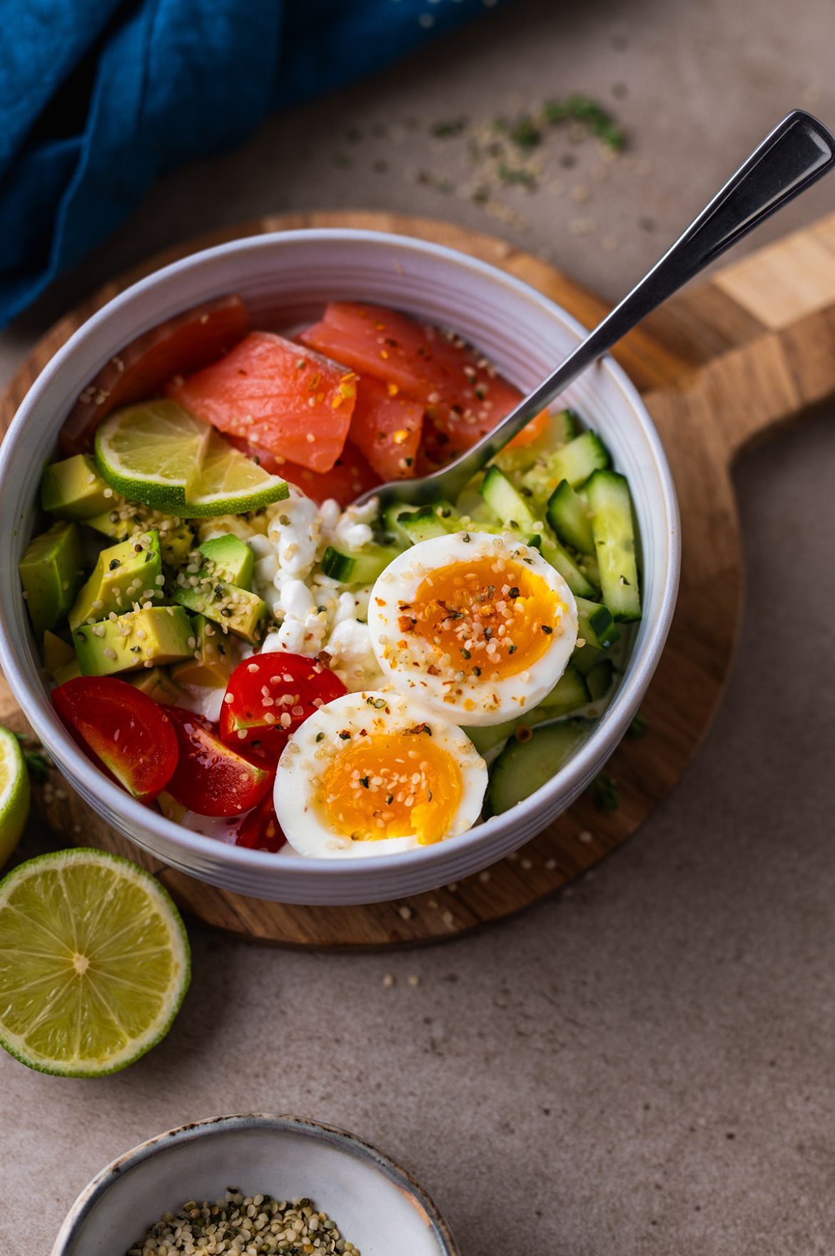 Grūdėtosios varškės dubenėlis su lašiša