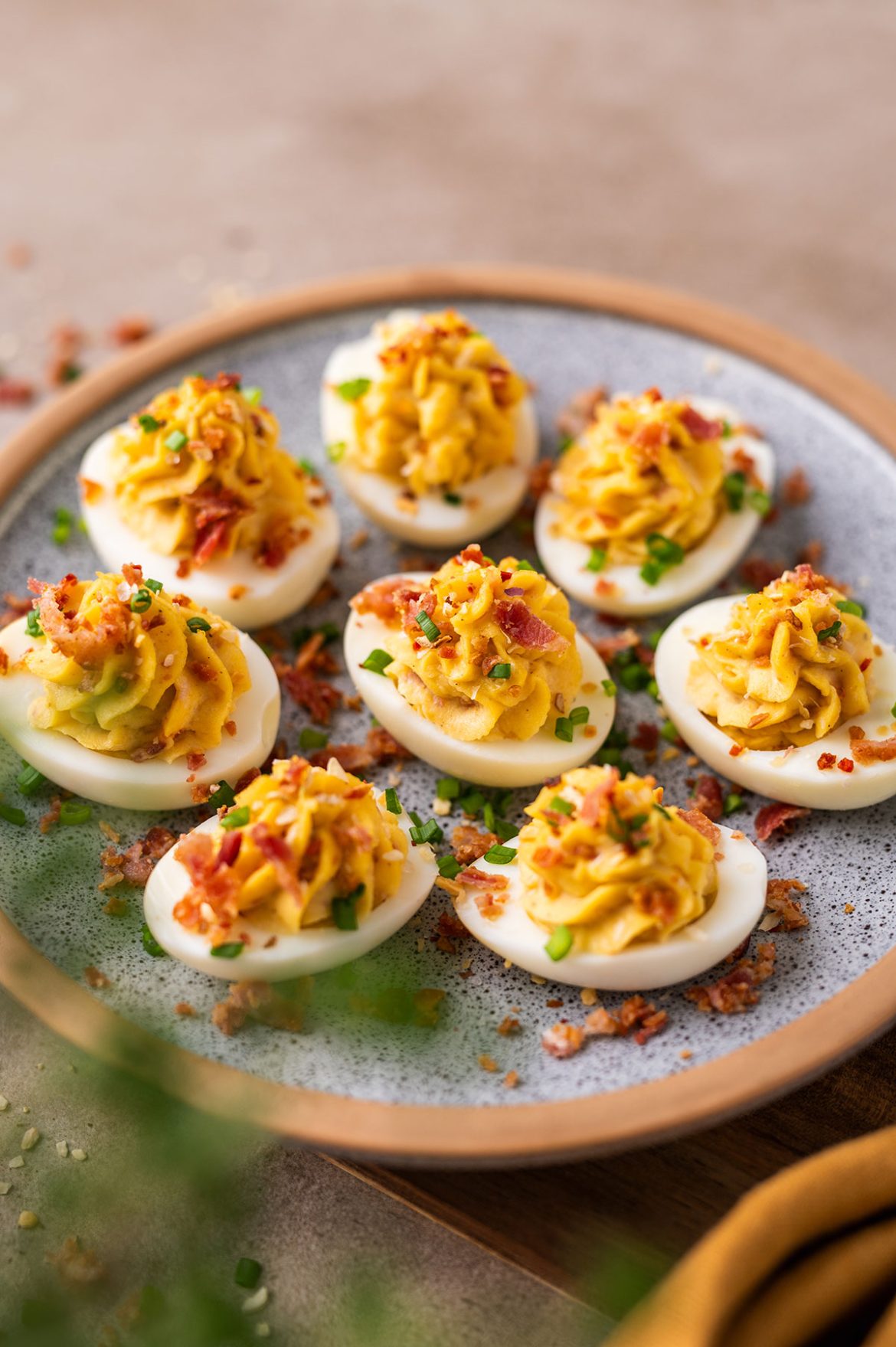 Įdaryti kiaušiniai su kietuoju sūriu ir skrudinta šonine