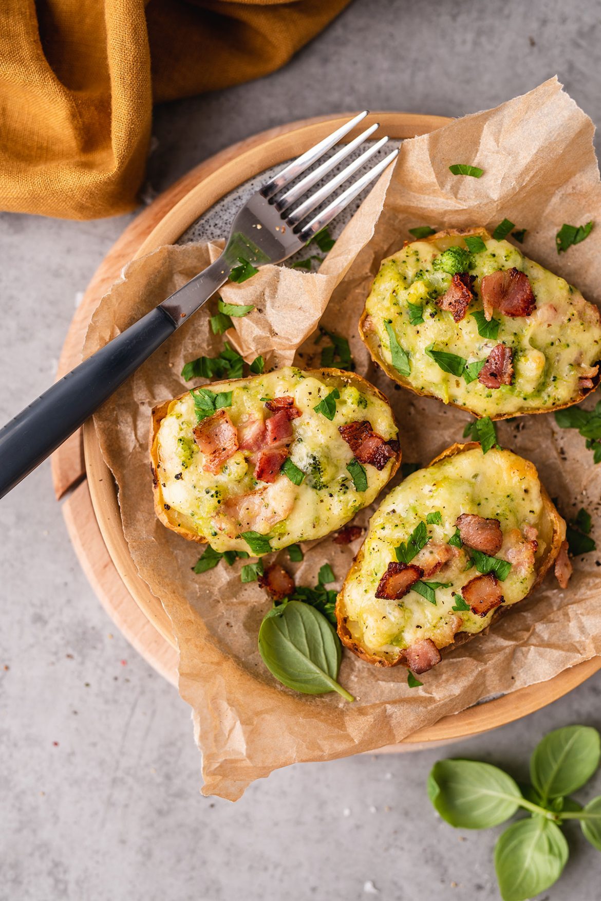 Orkaitėje keptos bulvės, įdarytos šonine, čederio sūriu ir brokoliais