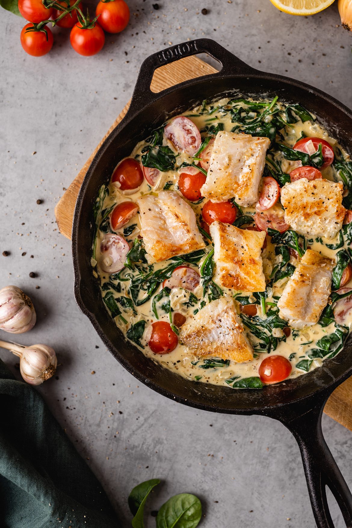 Jūrinis ešerys su špinatų padažu ir česnakinėmis bulvytėmis