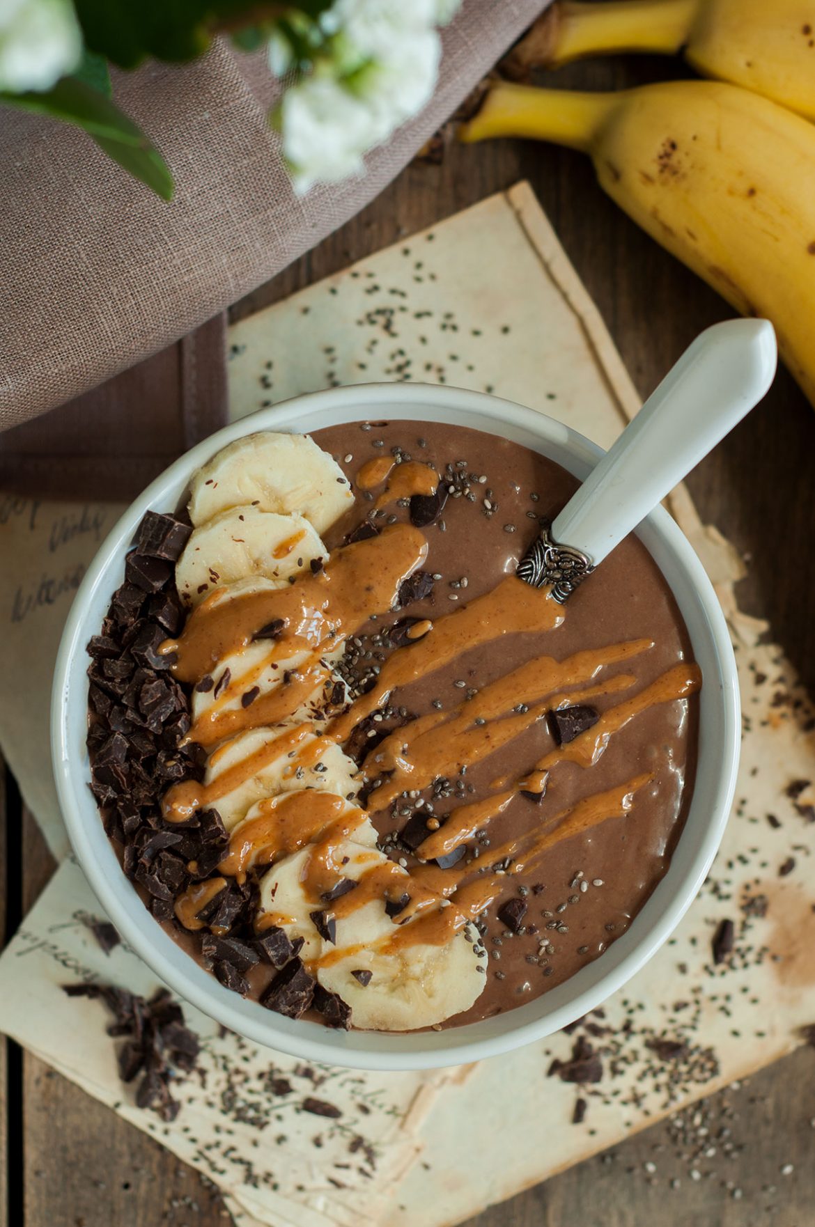 Kakavinis riešutų sviesto kokteilis dubenėlyje