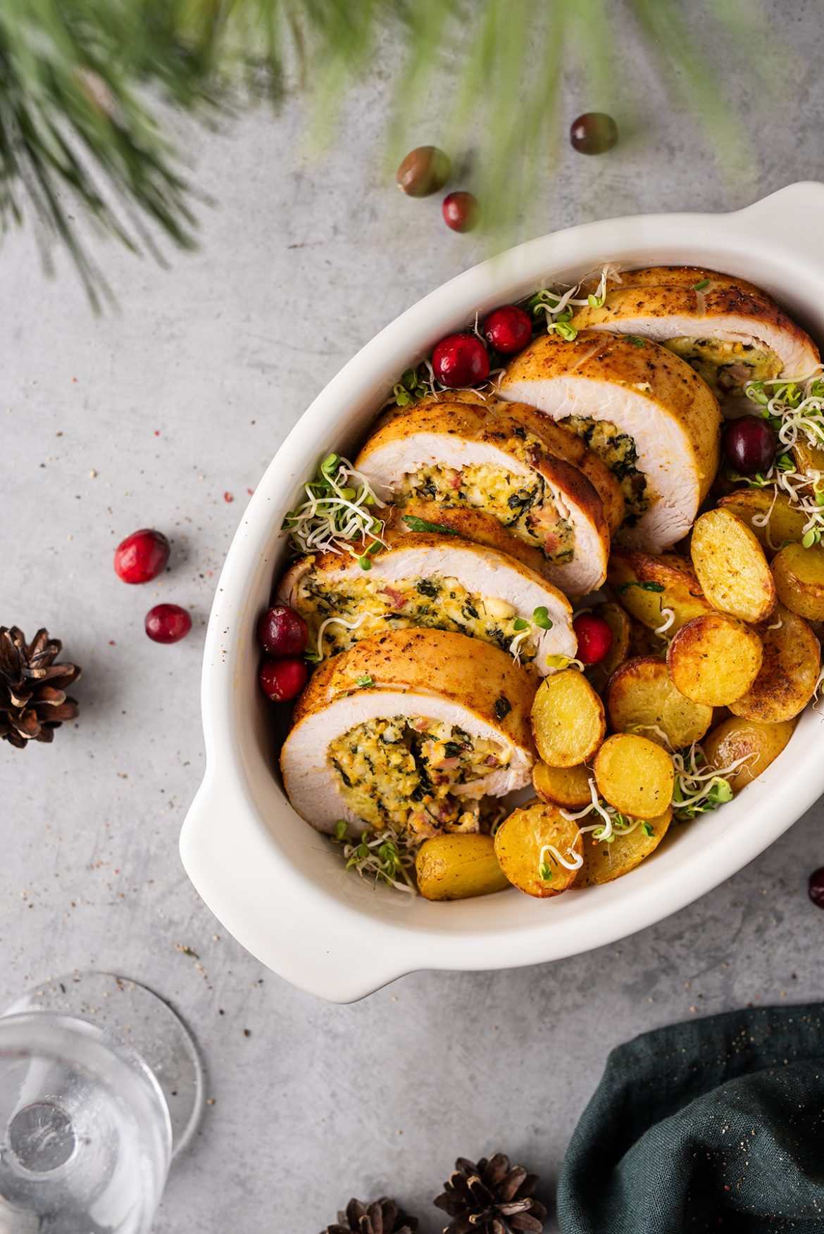 Kalakutienos vyniotinis su šoninės, špinatų ir sūrio įdaru
